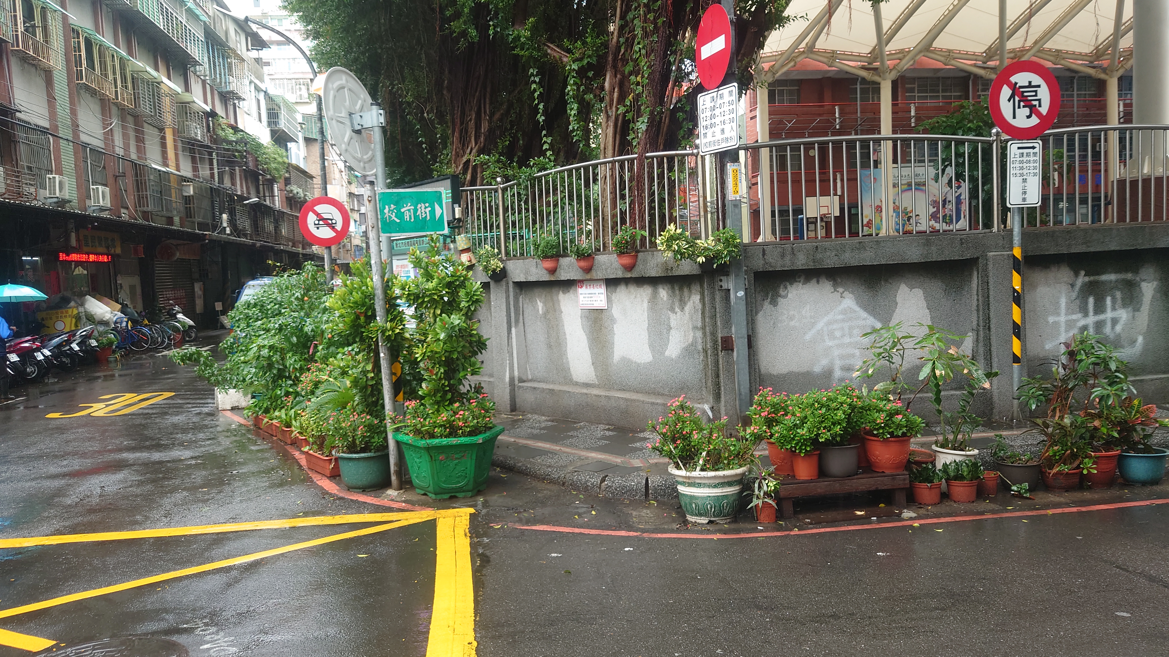 為板橋區忠孝國中通學廊道改善前，週邊人行道太窄，師生和居民行走不易險象環生