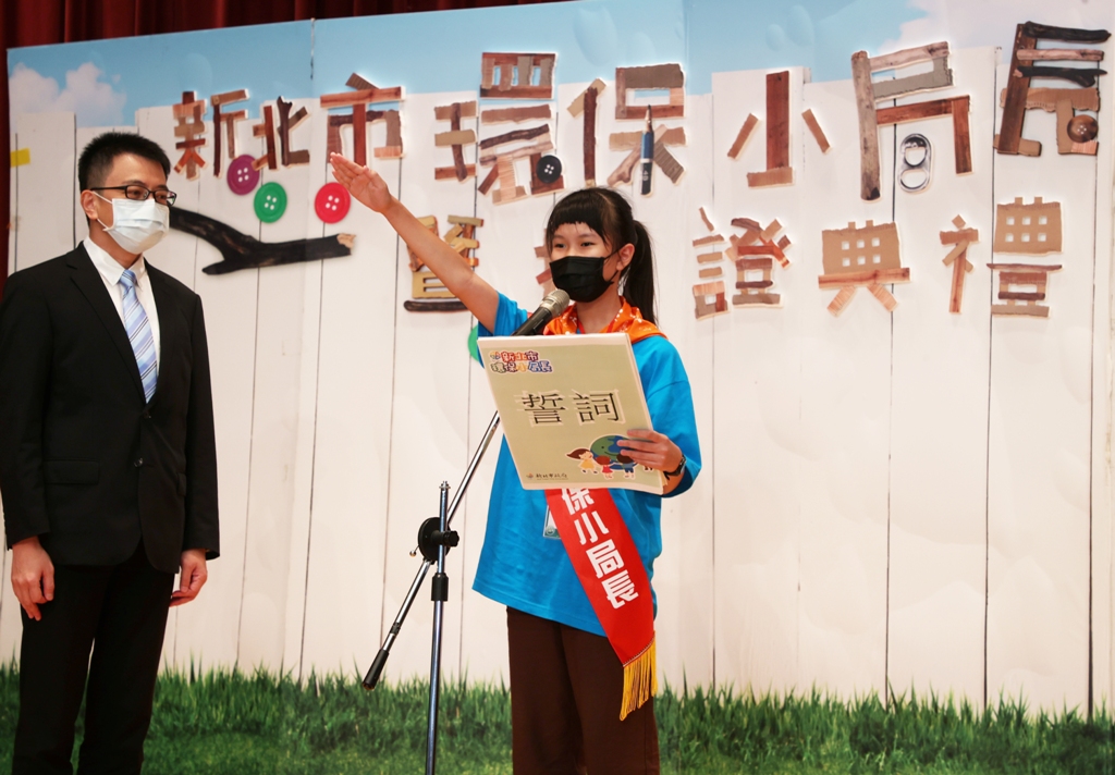 2.小局長周劭瑄同學代表宣誓