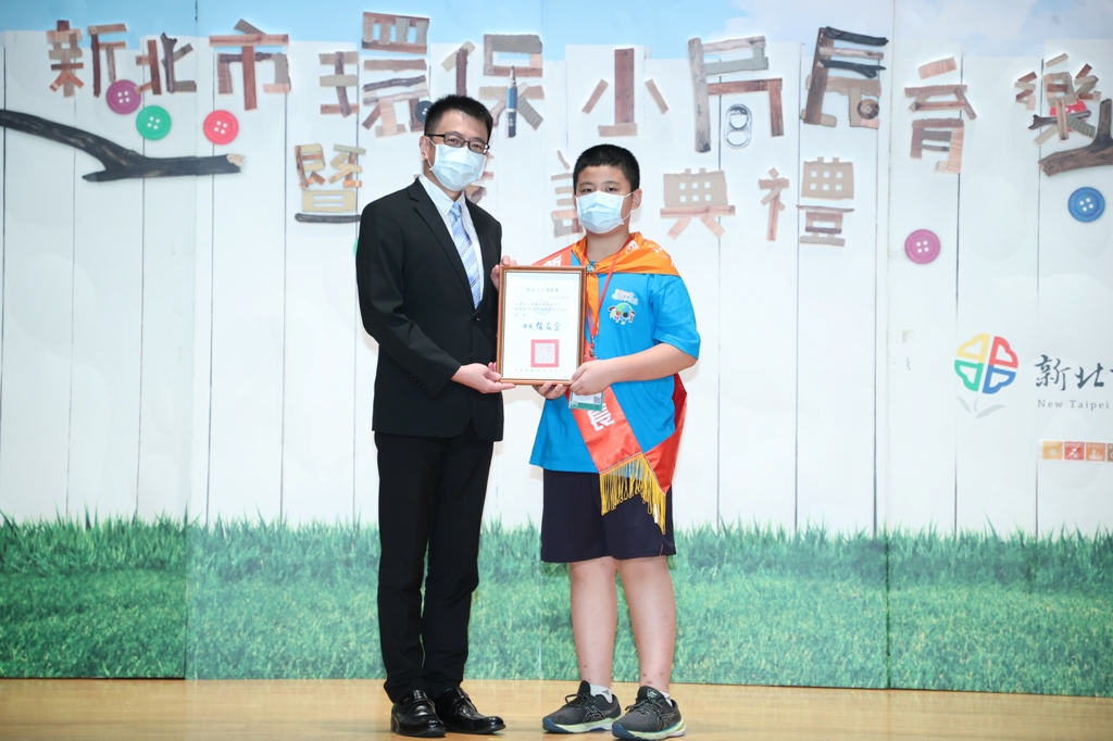 4.今(2)日共有113位國小學生就任「環保小局長」，局長程大維親自授予小局長們當選證書