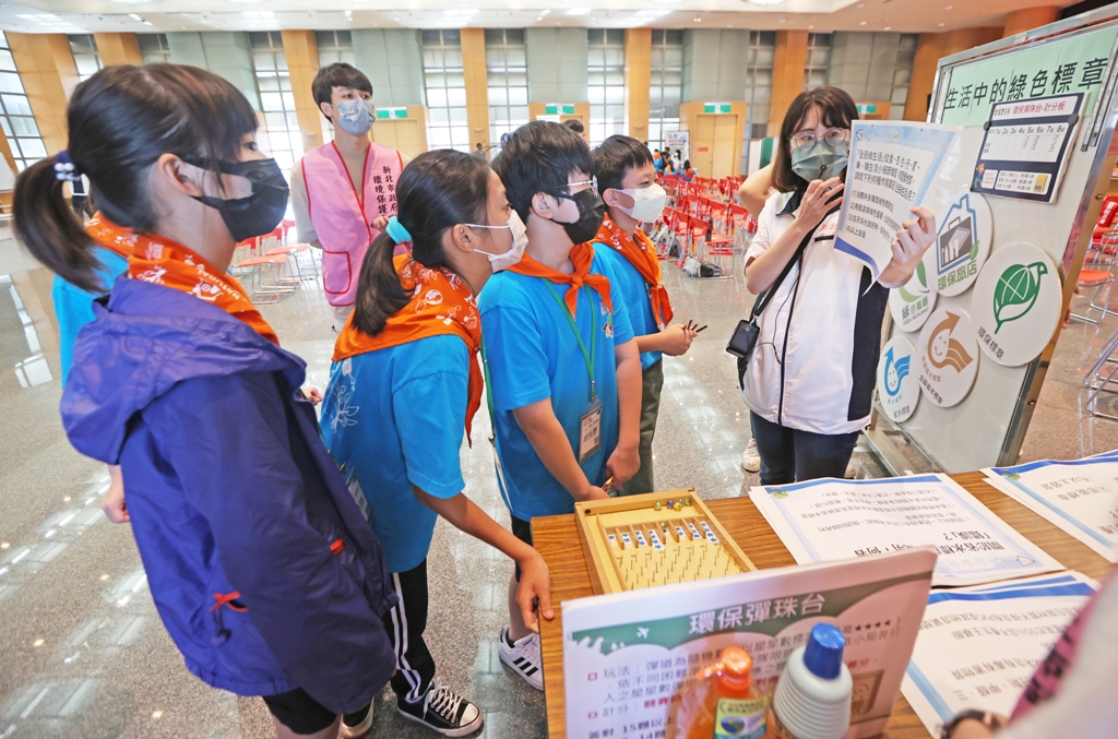 6.「生活中的綠色標章」教導小局長們選擇具有環保標章認證的產品