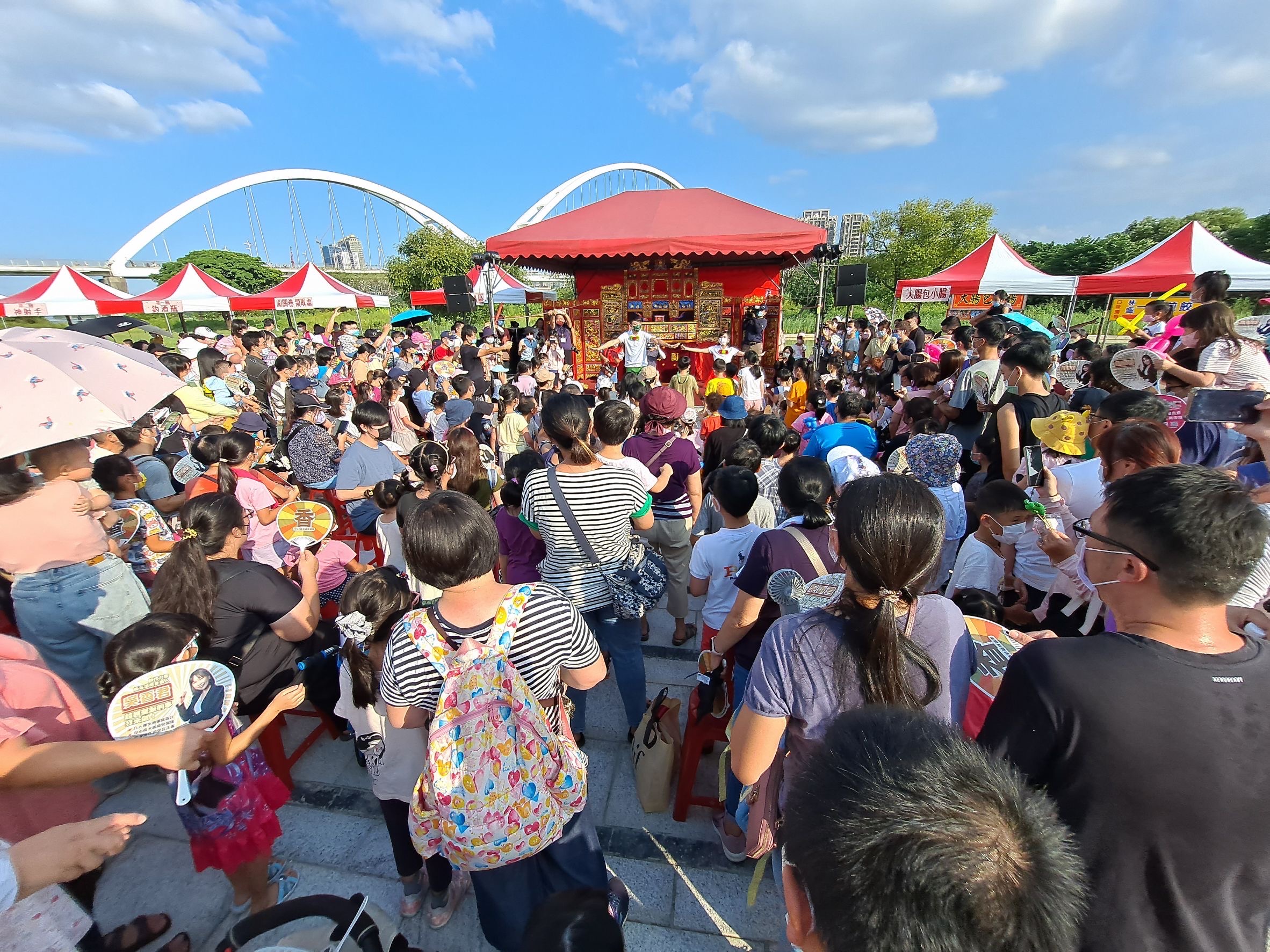 新月廣場提供市民朋友一個河濱休憩及探索歷史的場所