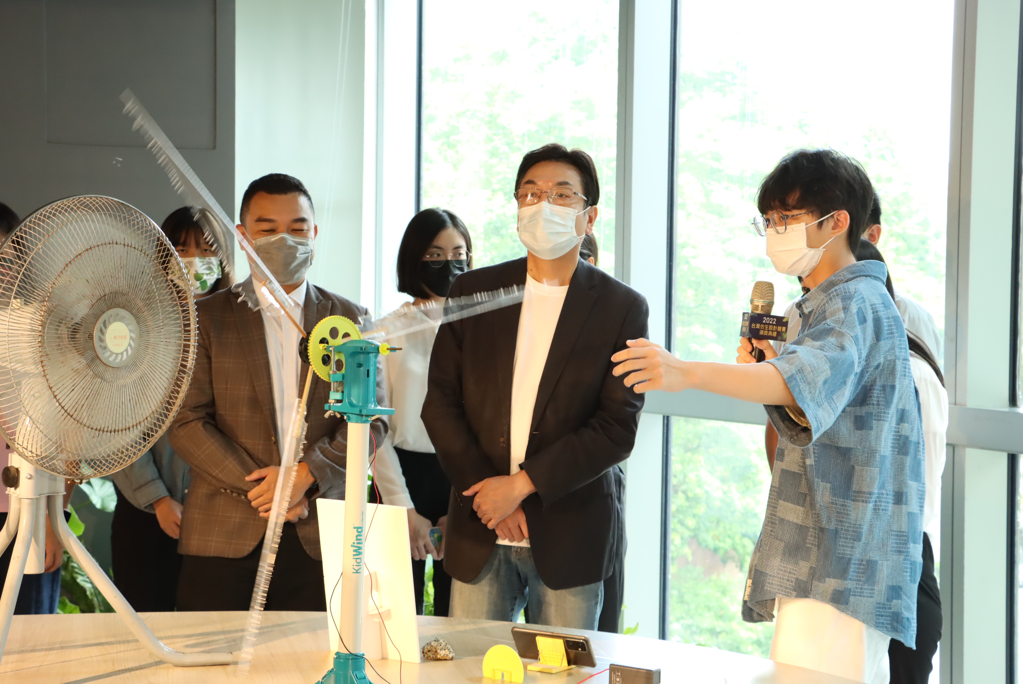 劉和然副市長聆聽臺灣科技大學建築系作品「Wind Digester」希望可轉移和降低高層建