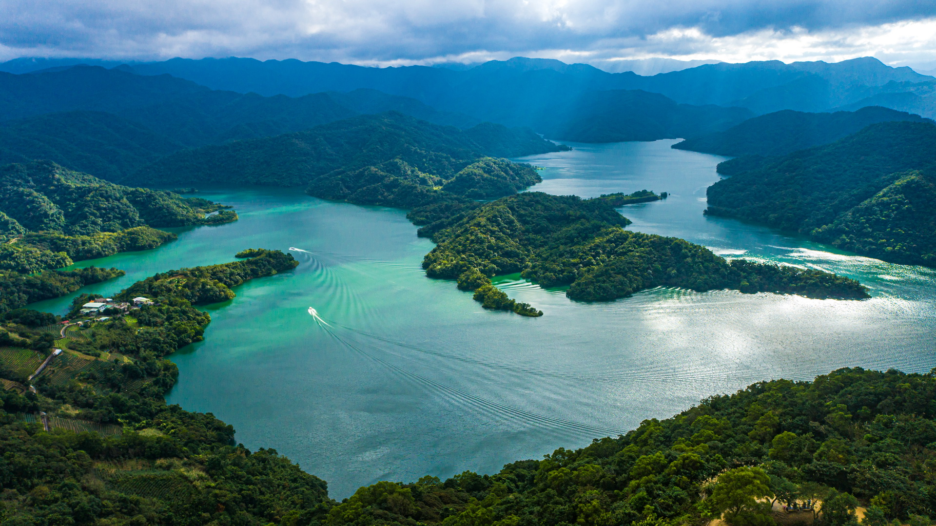 山與湖交錯的千島湖美景