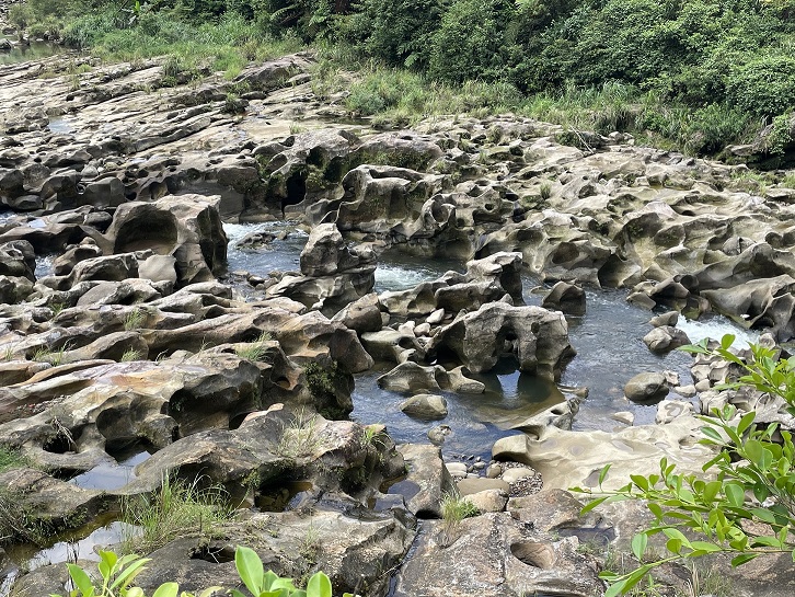 基隆河床岩石上有許多大大小小圓滑的坑洞就是世界級地理景觀「壺穴」