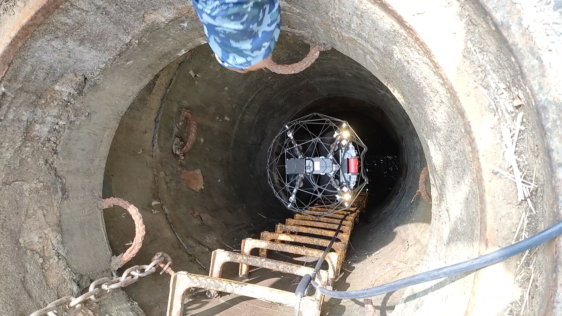 無人機進入污水下水道內執行巡檢工作