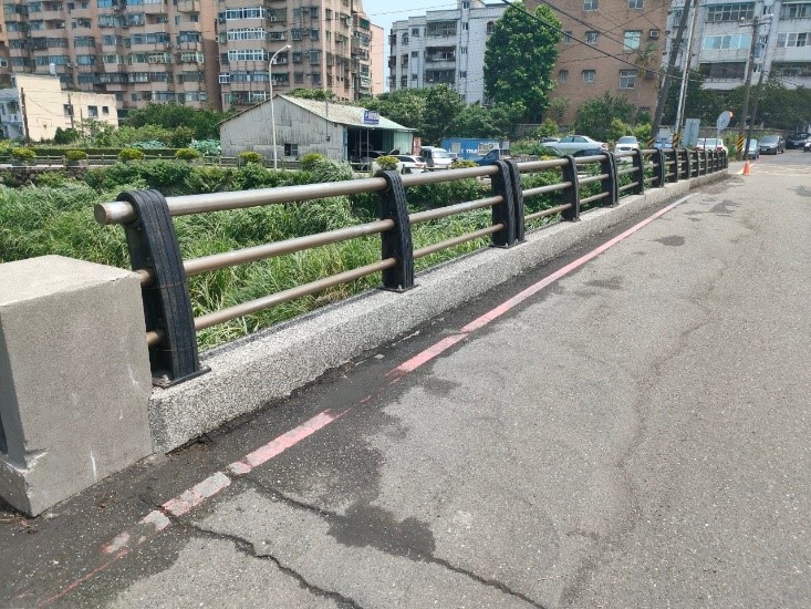 改善前的三芝宋厝橋，橋齡長達36年，部分路面老化及護欄生鏽，為提供當地里民更安全、友善的通行環境，在三芝區公所邀集養工處等各單位研議，進行橋梁設施改善，施做綠美化及燈光