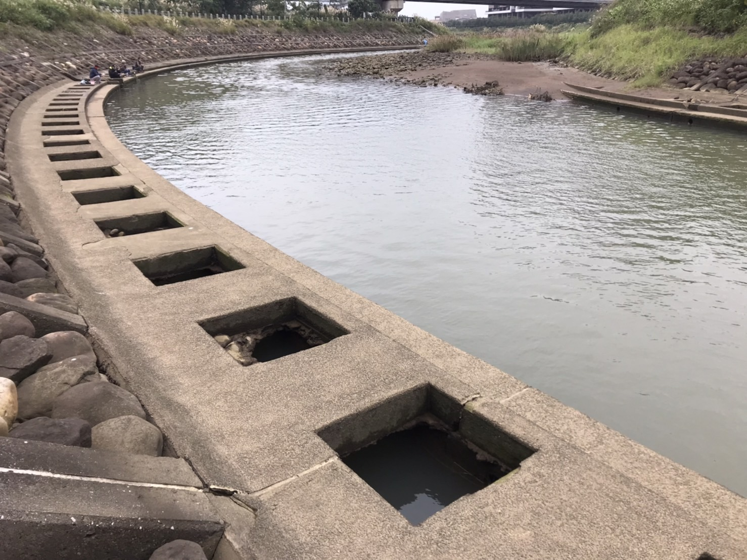 公司田溪護岸工程修復前河道淤積、護岸部分基材流失