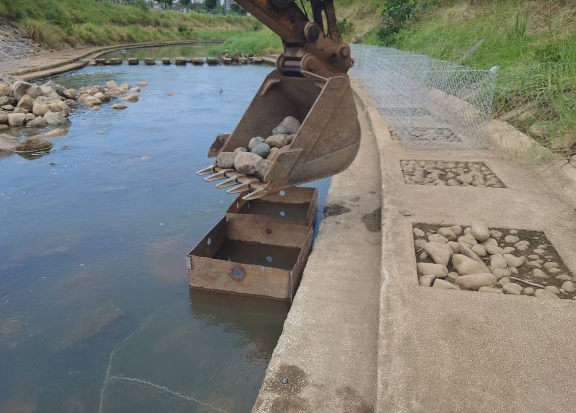 護岸修復過程就近採用河道石材編制石籠修復護岸基腳