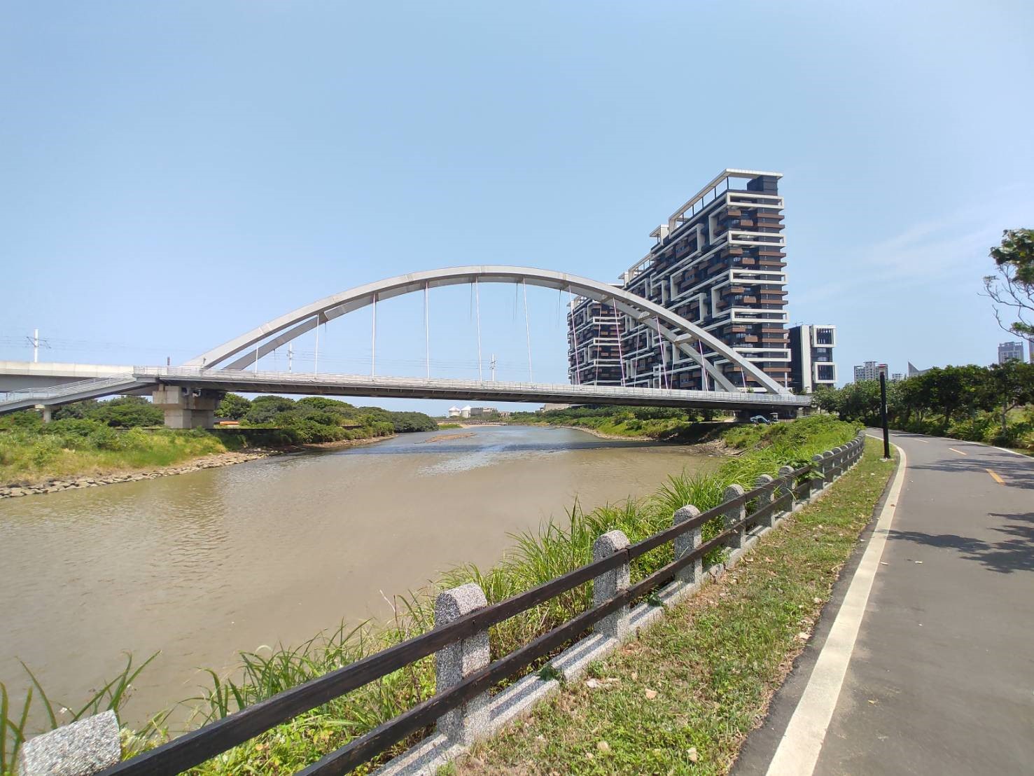 河岸側百萬美景淡海輕軌拱橋的自行車道
