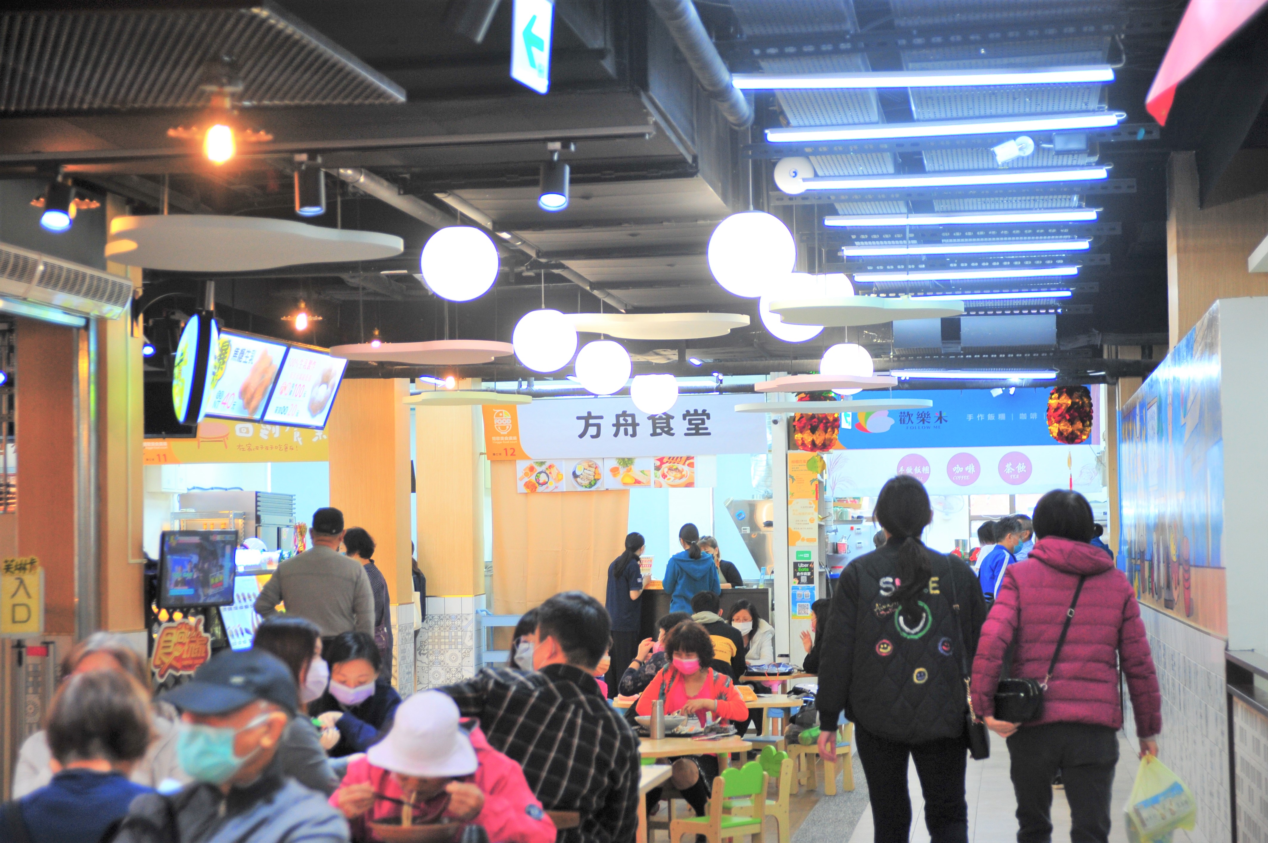 鶯歌美食廣場引進甜點輕食、中式及異國料理，以紅磚、花磚妝點共食區、打卡牆及親子用餐區，內部導入空調、油煙及污水處理系統並設置無障礙廁所及哺乳室等設施，且新設電梯方便上下樓。