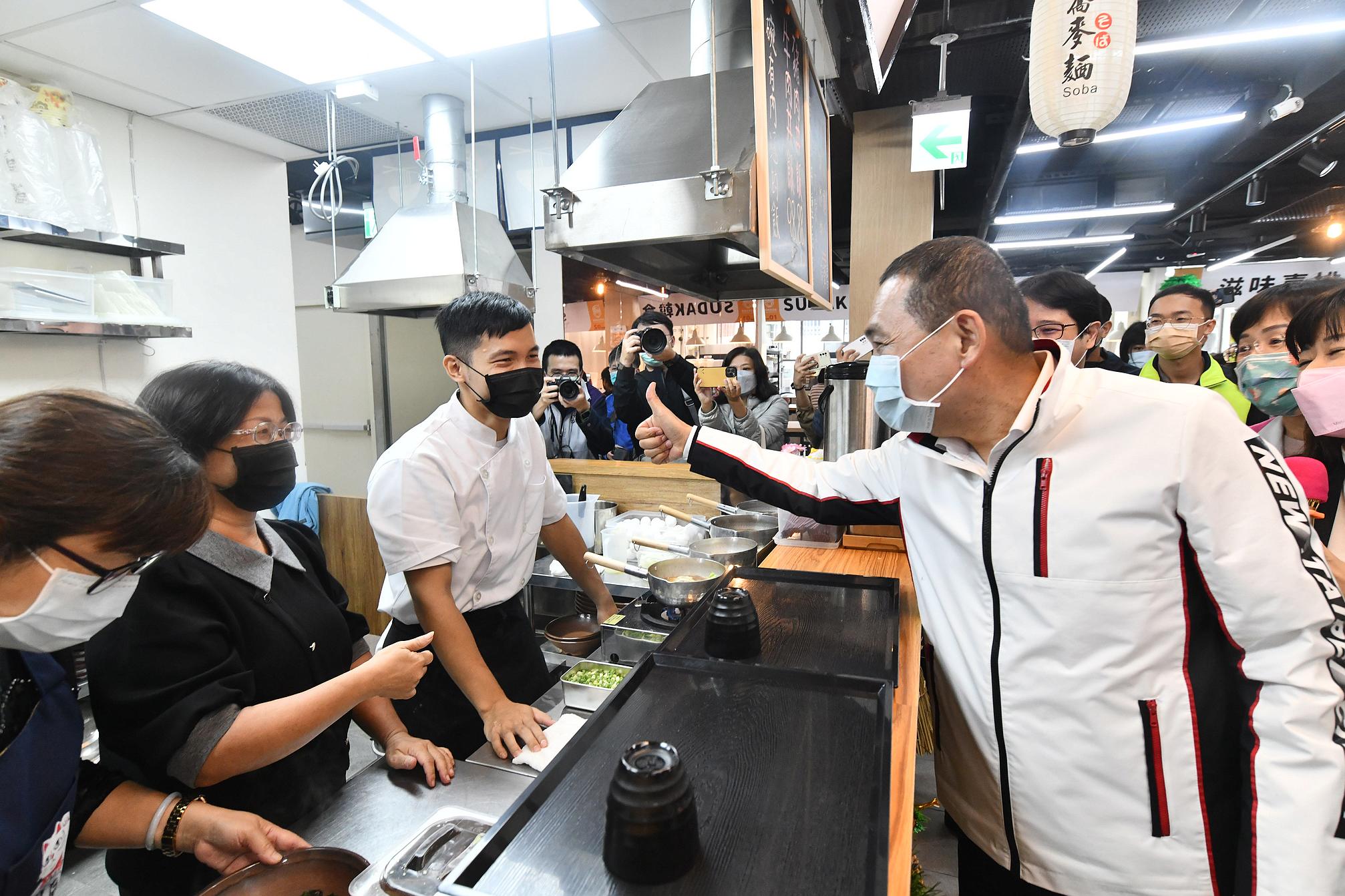 新北市府在鶯歌市場改造計畫中投入新台幣約9700萬元，包含1樓及地下室傳統市場地坪水溝、漏水改善、老舊攤臺打除及外牆拉皮，並打造2樓美食廣場空間。