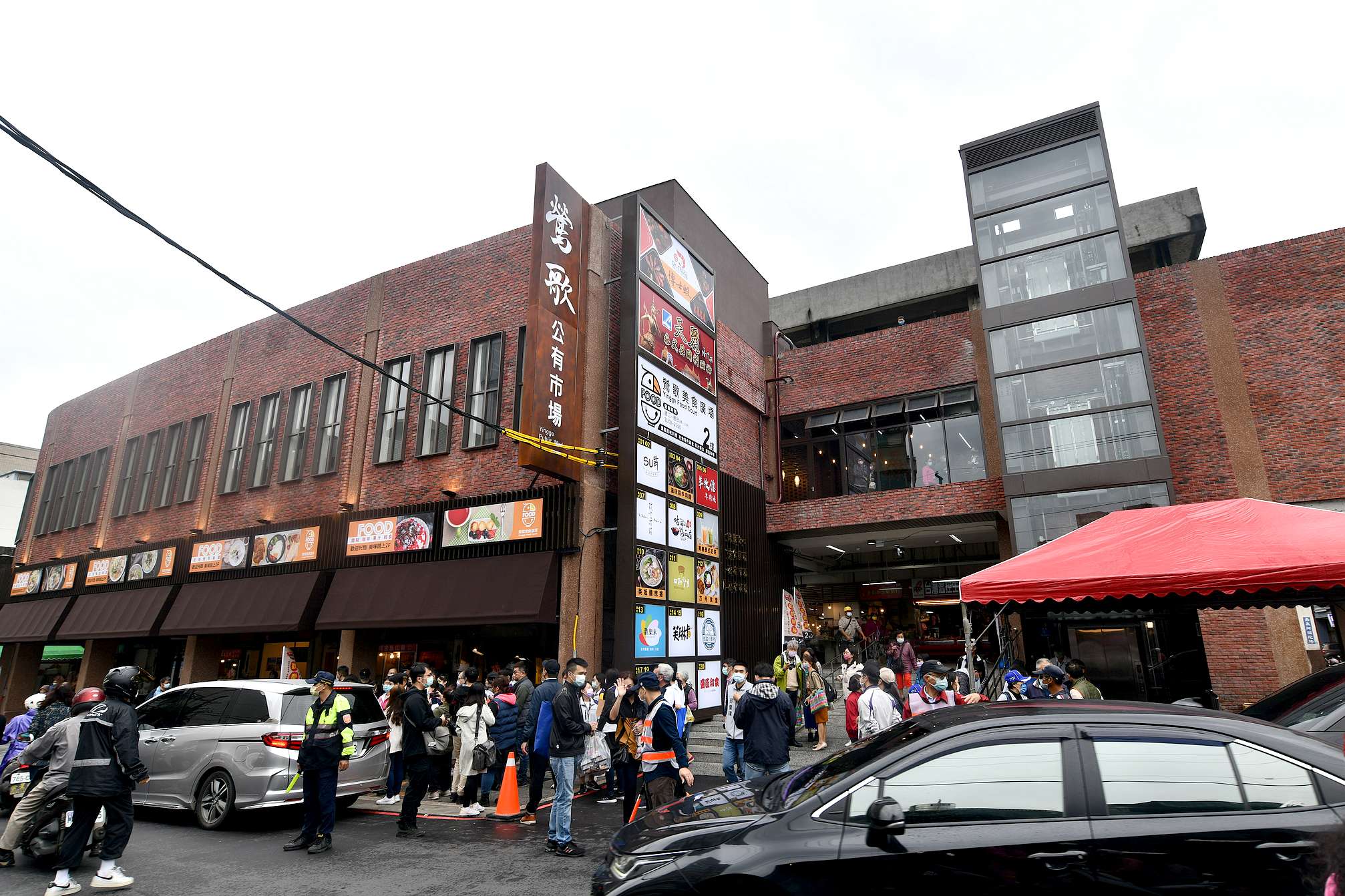 新北市鶯歌公有零售市場外牆以「鶯歌紅」為主色調，砌紅磚花磚營造2樓美食廣場。