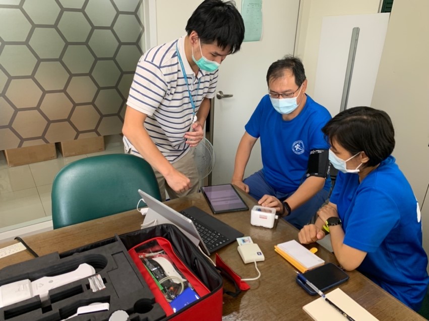 圖1:林主任表示透過智慧診療箱服務的輕便性與串接輕量化醫材功能，降低醫療成本與提升醫療效率。