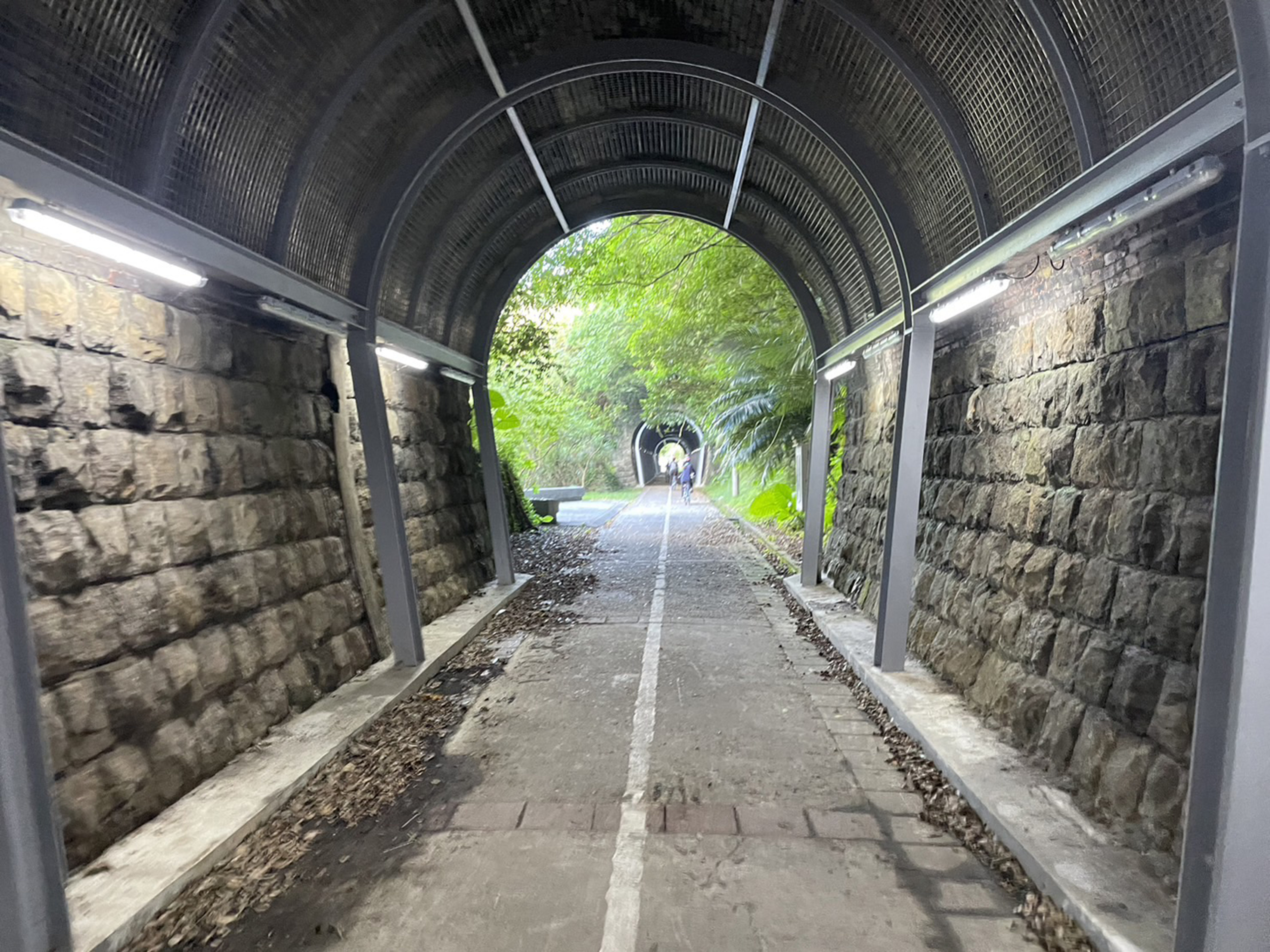 百年隧道變身「自行車道」，增設照明並保留它的原貌