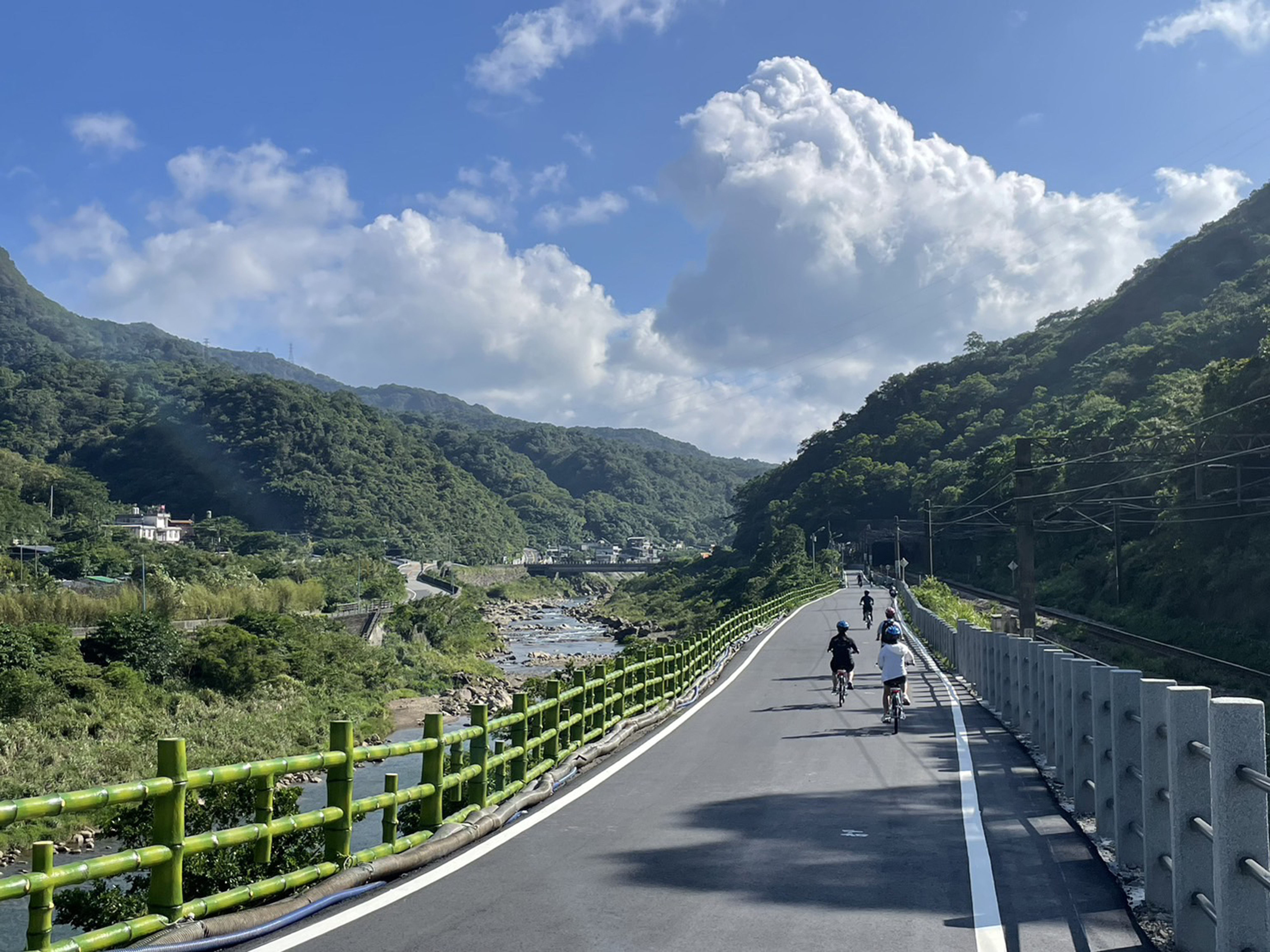 瑞猴自行車道沿途風景多樣，可觀賞基隆河山林河谷景觀及聆聽溪水潺潺