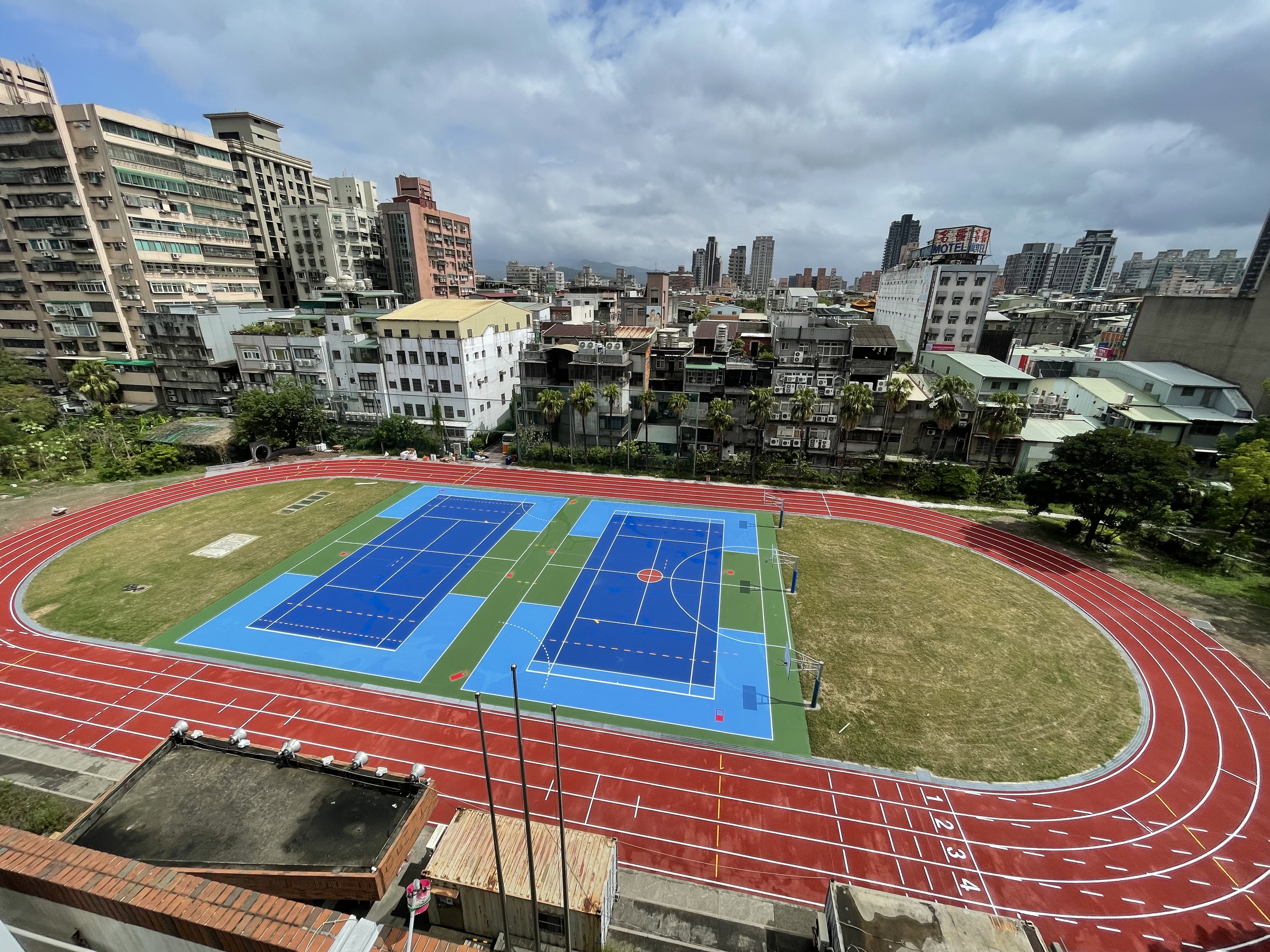 「新北市三重區正義國小透水保水工程」翻新校園操場跑道完工