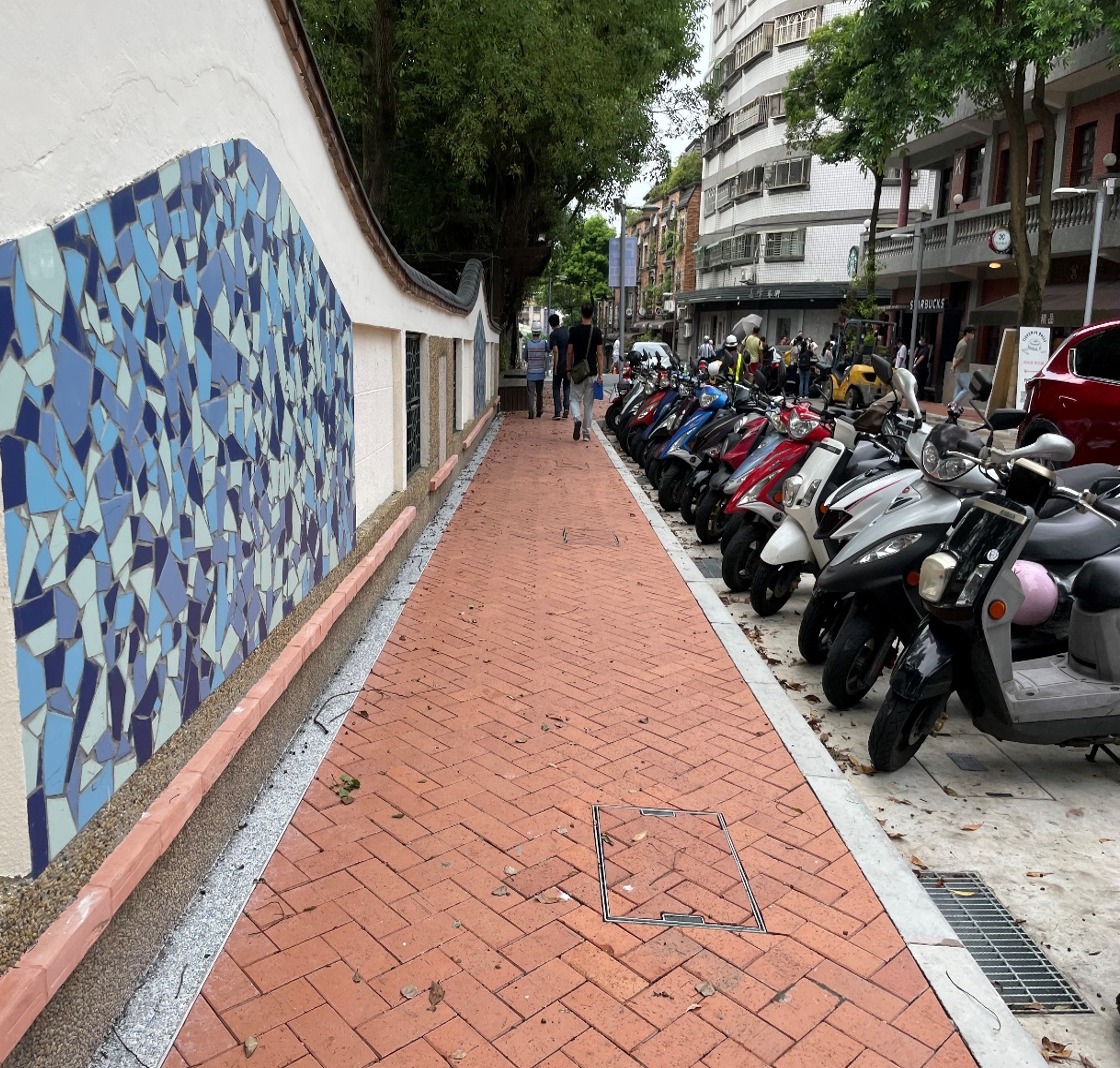 陶瓷老街人行道改善後，通行空間增大，養工處也將設施減併，並把機車停車移至路側，使通行環境更加友善