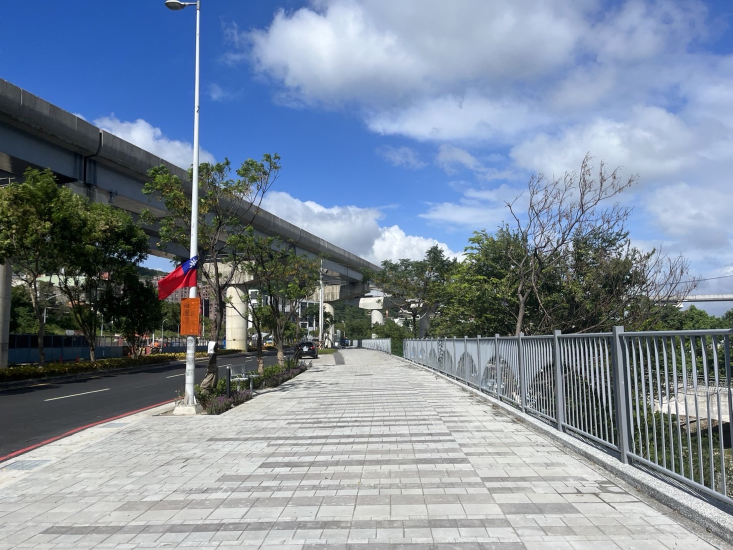 館前路藝術大道改善後，使民眾有平整舒暢的人行徒步空間，增加鶯歌火車站及捷運三鶯線連通性，引入藝術元素，塑造帶狀的戶外藝廊空間，使民眾可悠遊於藝術大道觀賞景觀與建築之美