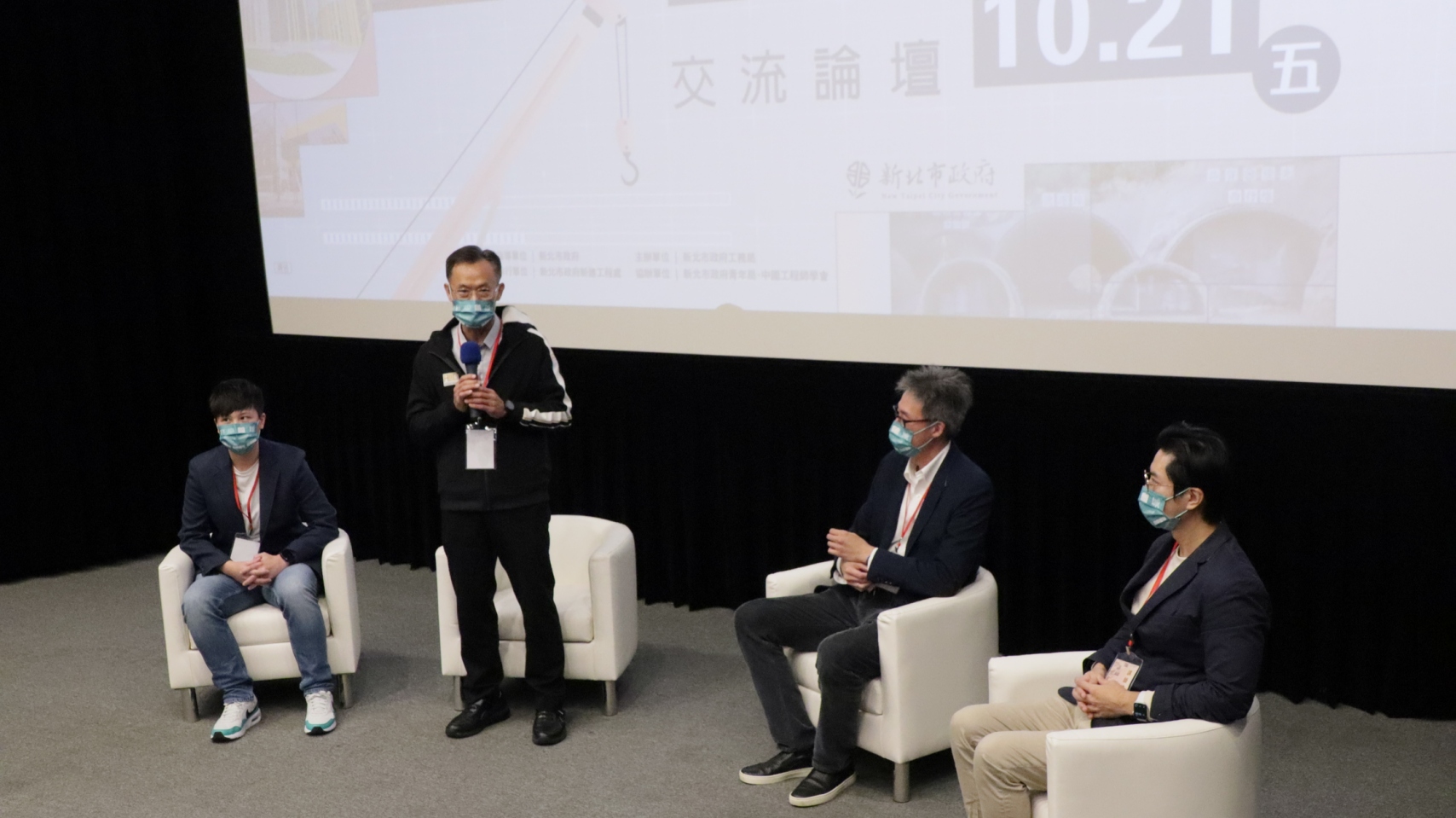 工務局長詹榮鋒（左2）感謝講師來賓的分享，並提到希望能藉由本次論壇的主題，引領青年工程師一步步了解營建工程的價值以及未來發展趨勢，也邀請在座聽眾如果有任何問題也歡迎發問