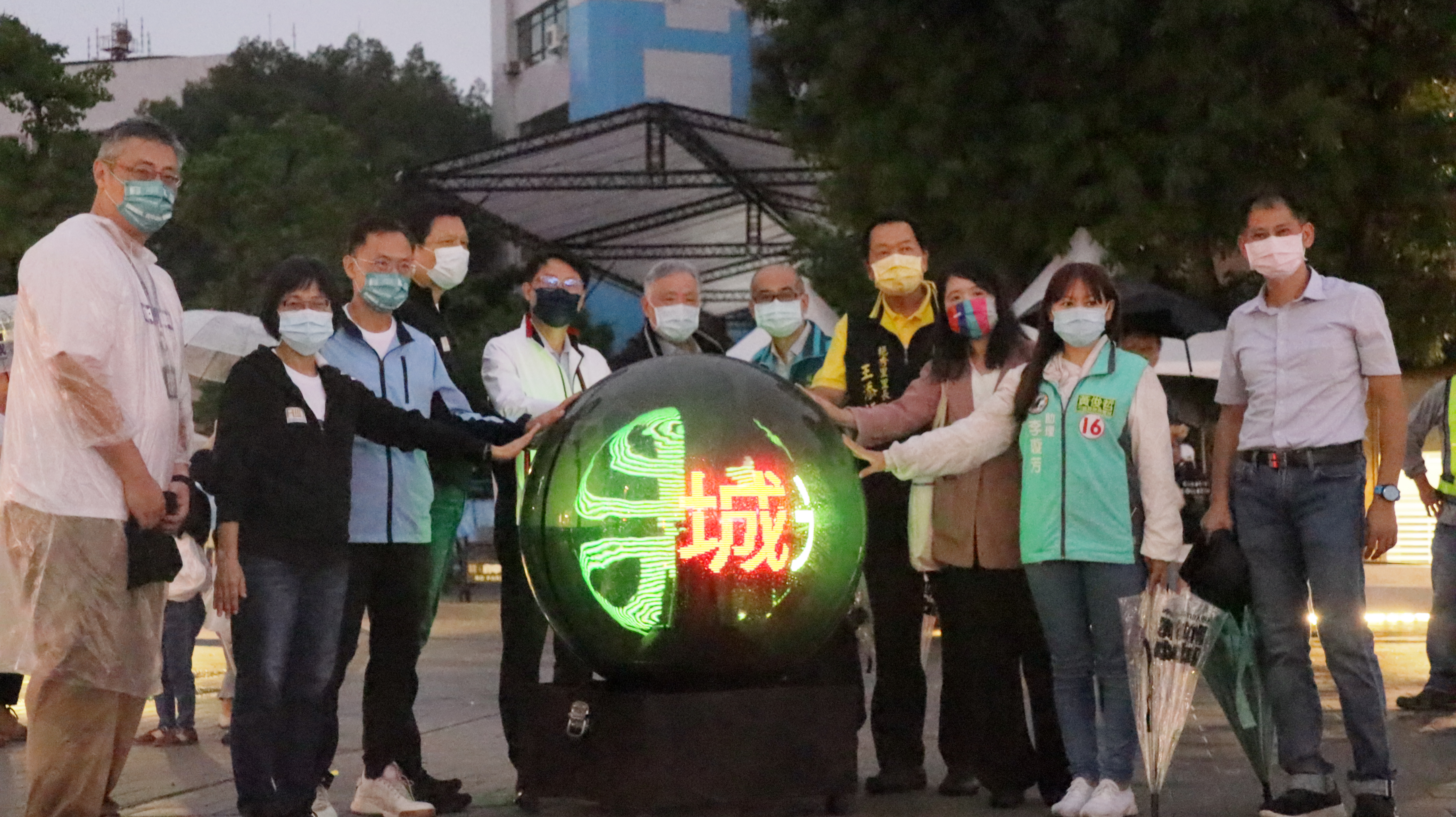 陳純敬副市長與來賓一同參與「光盒子」點燈儀式，讓嶄新的府中廣場與記憶中的老板橋共存