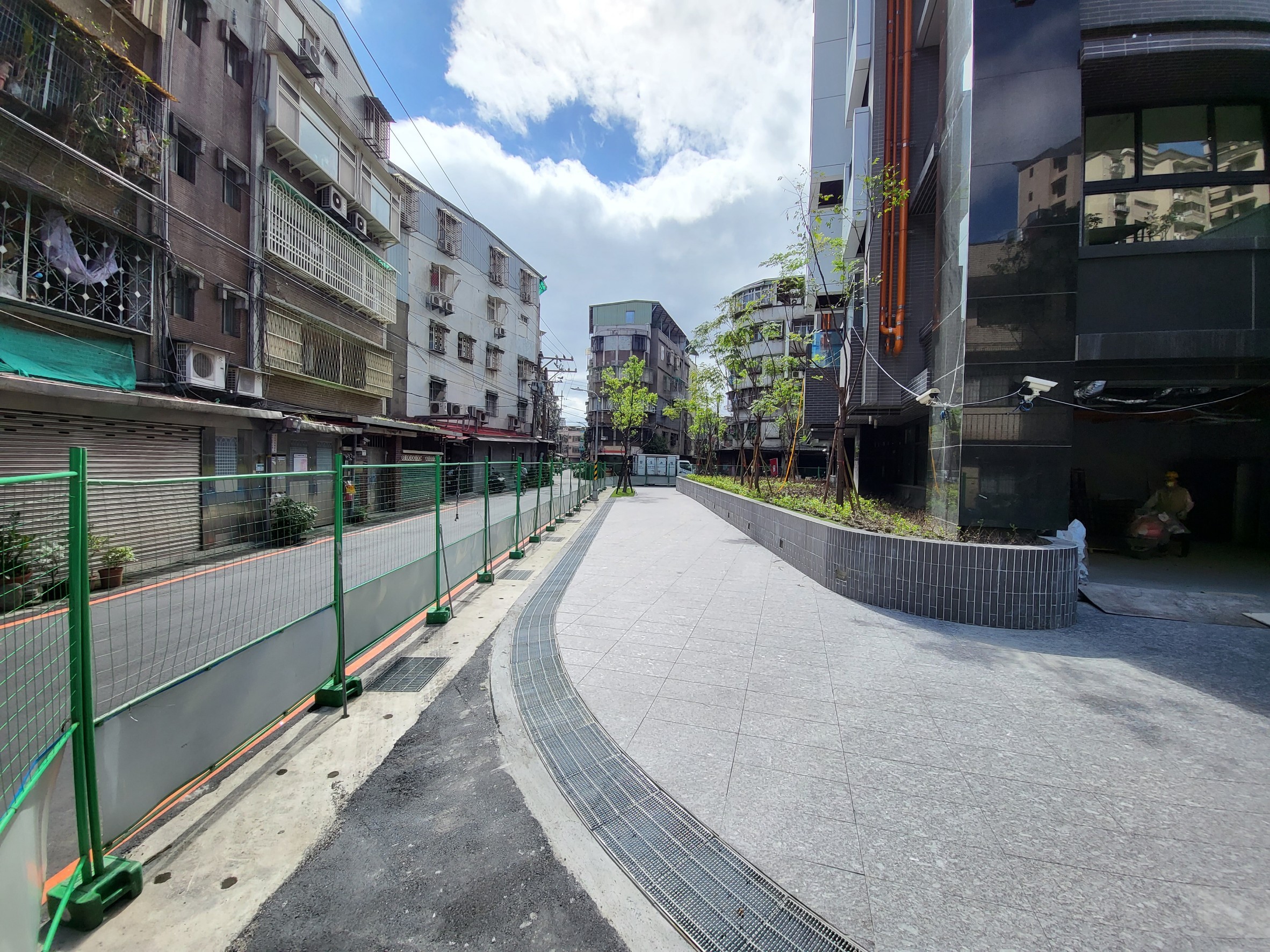 留設人行步道空間