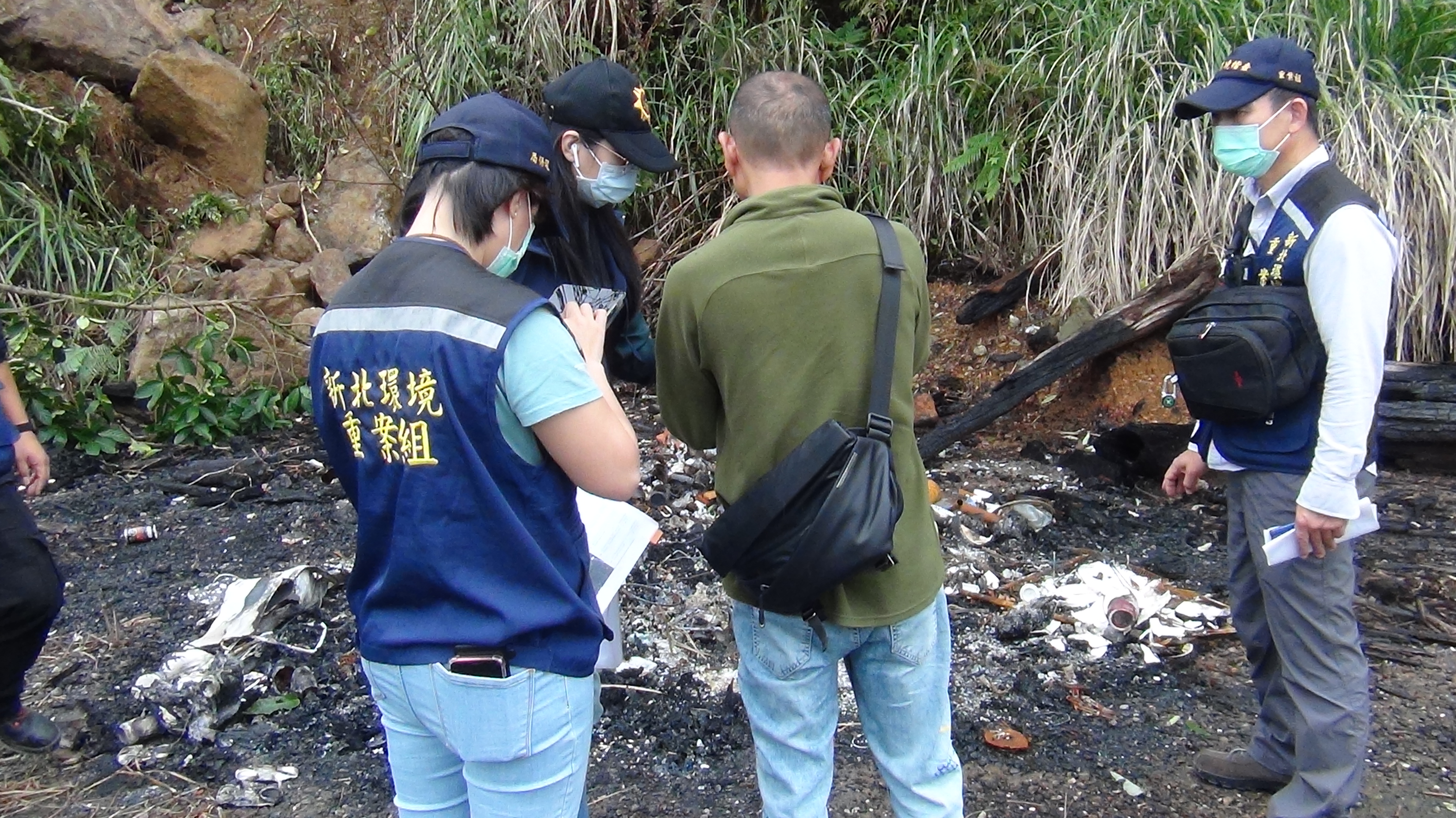 1.新北環境稽查重案組21日會同保七總隊刑事警察大隊，由士林地方檢察署檢察官指揮搜索破獲不法分子於三芝區木屐寮山上非法焚燒及掩埋廢棄物