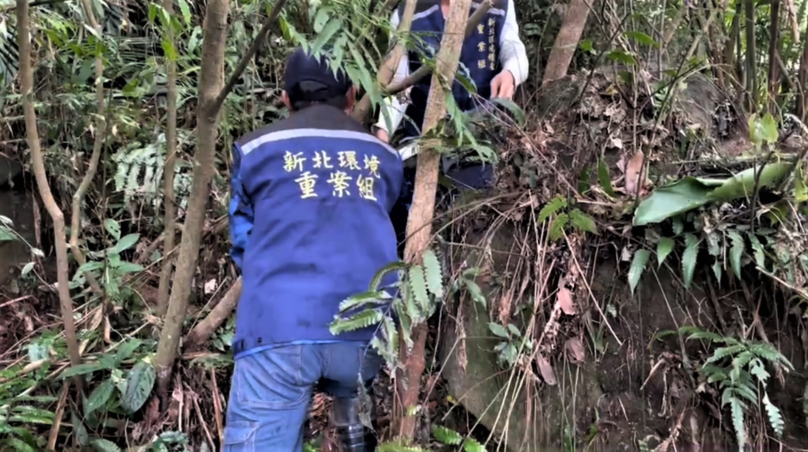 3.重案組埋伏於山林中，架設偽裝攝影機