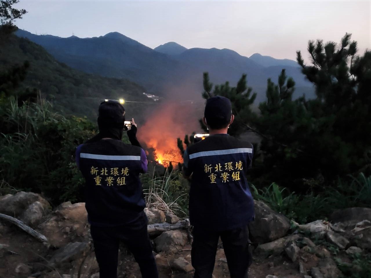 4.重案組進行空拍操作蒐集非法焚燒事證