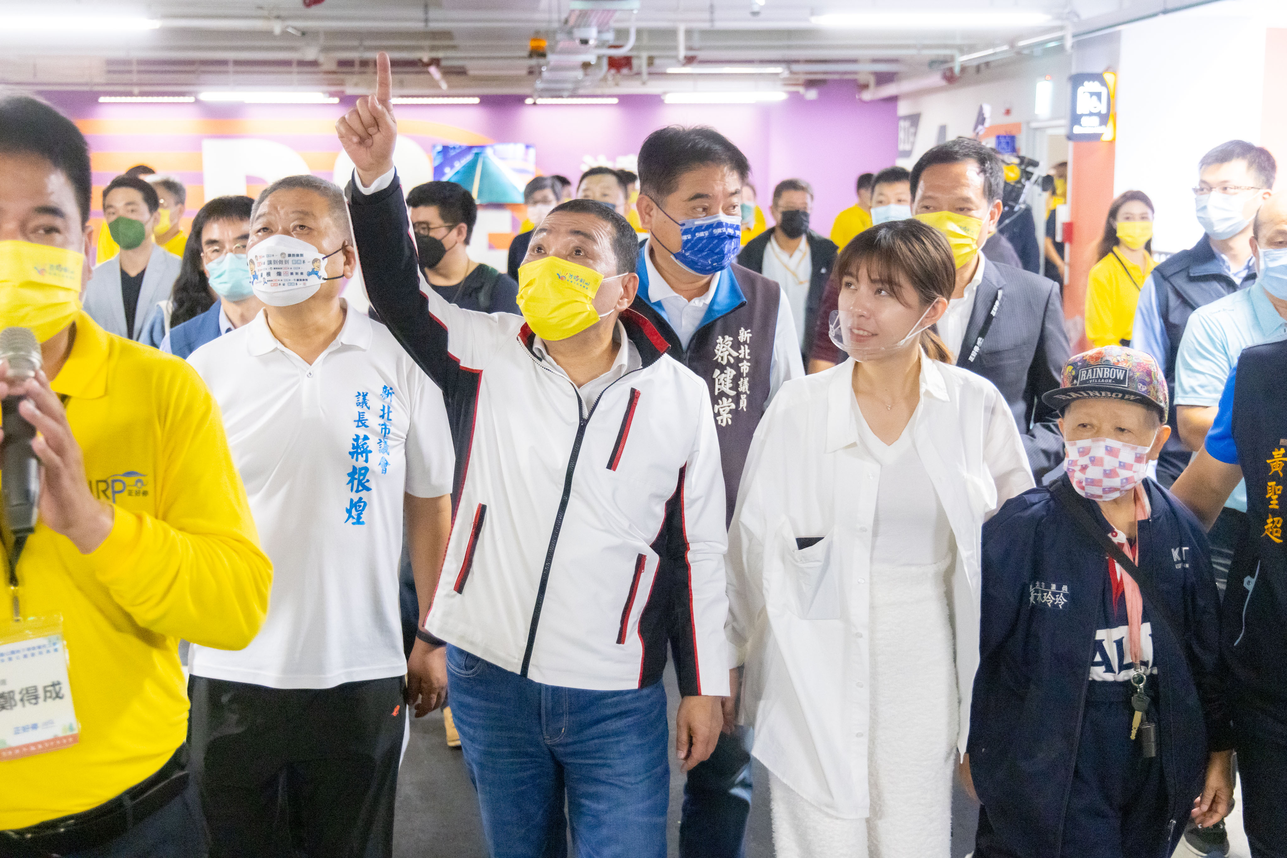 新莊運動公園地下停車場是新北市規模最大的地下停車場，侯友宜市長檢視停車場規劃設施