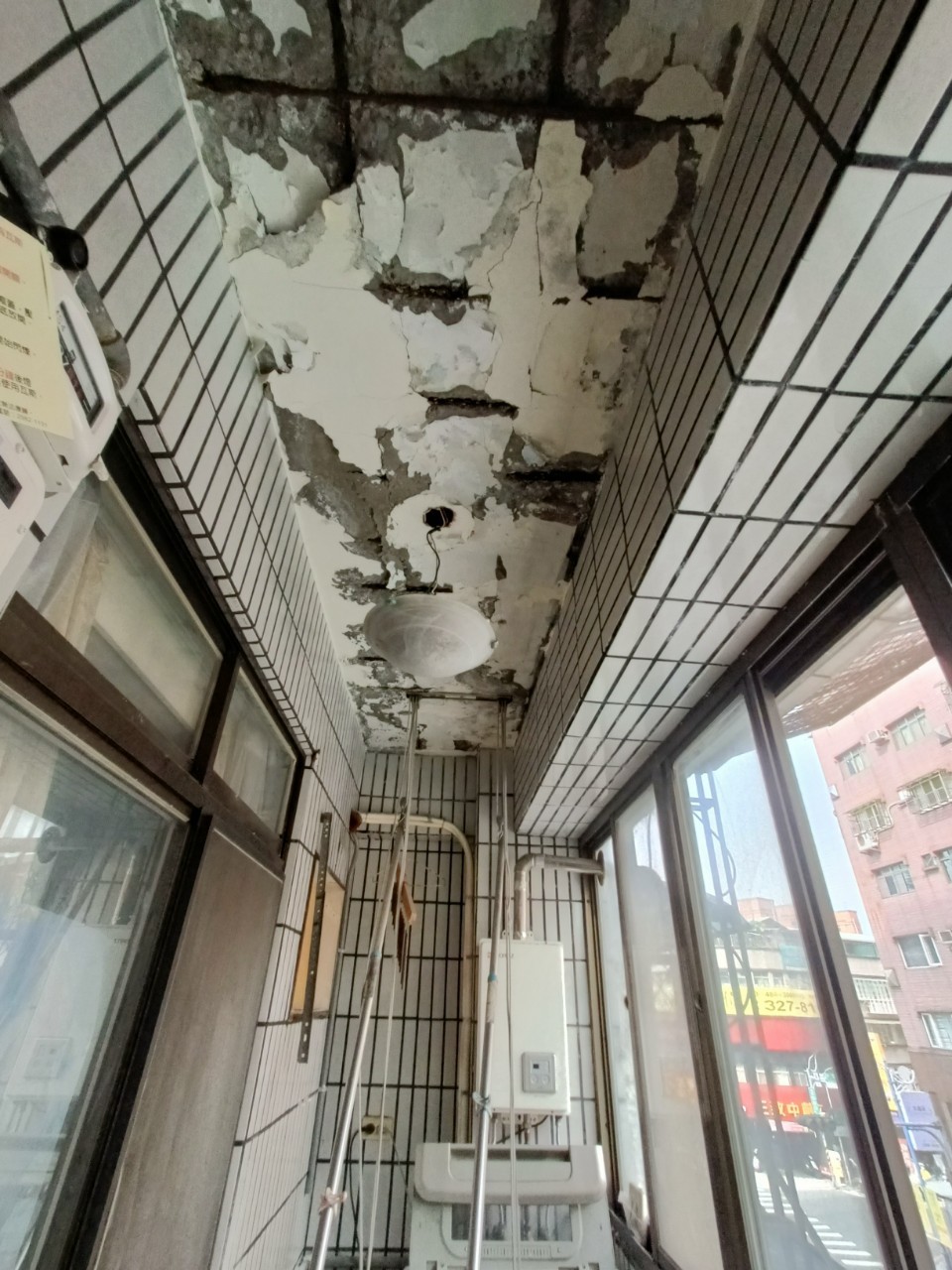 新莊區名人天廈社區鋼筋裸露