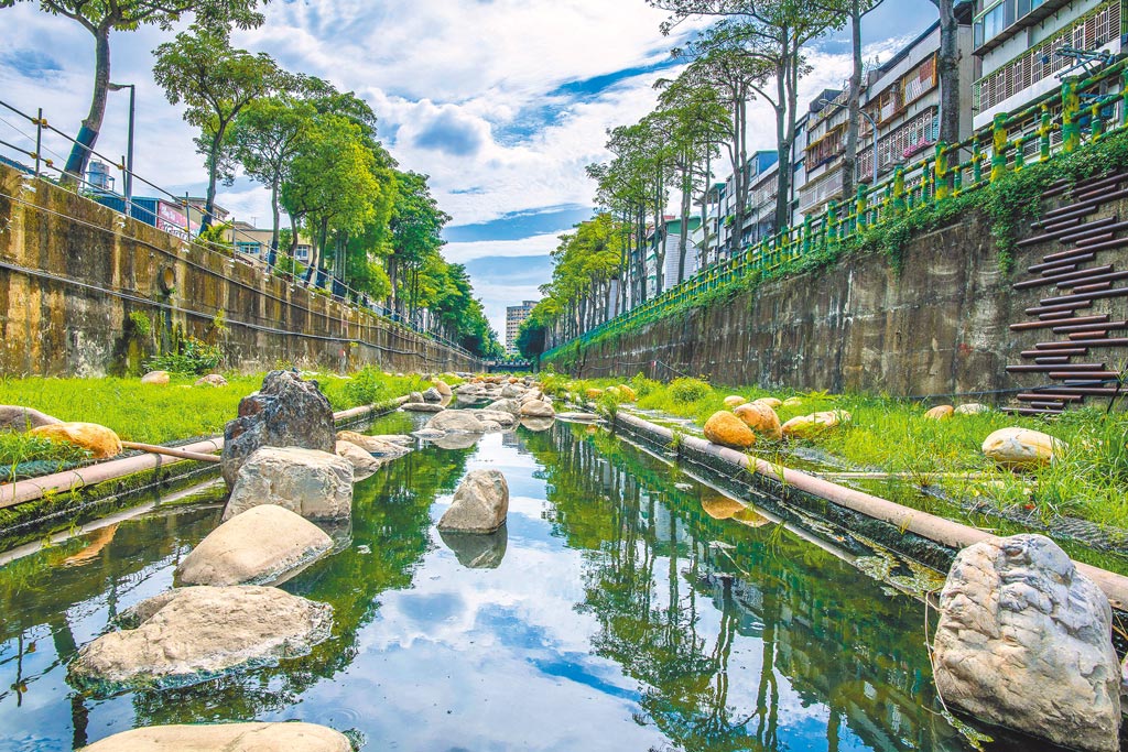 藤寮坑溝在深槽以卵石堆砌營造近自然生態河道及生態棲息空間