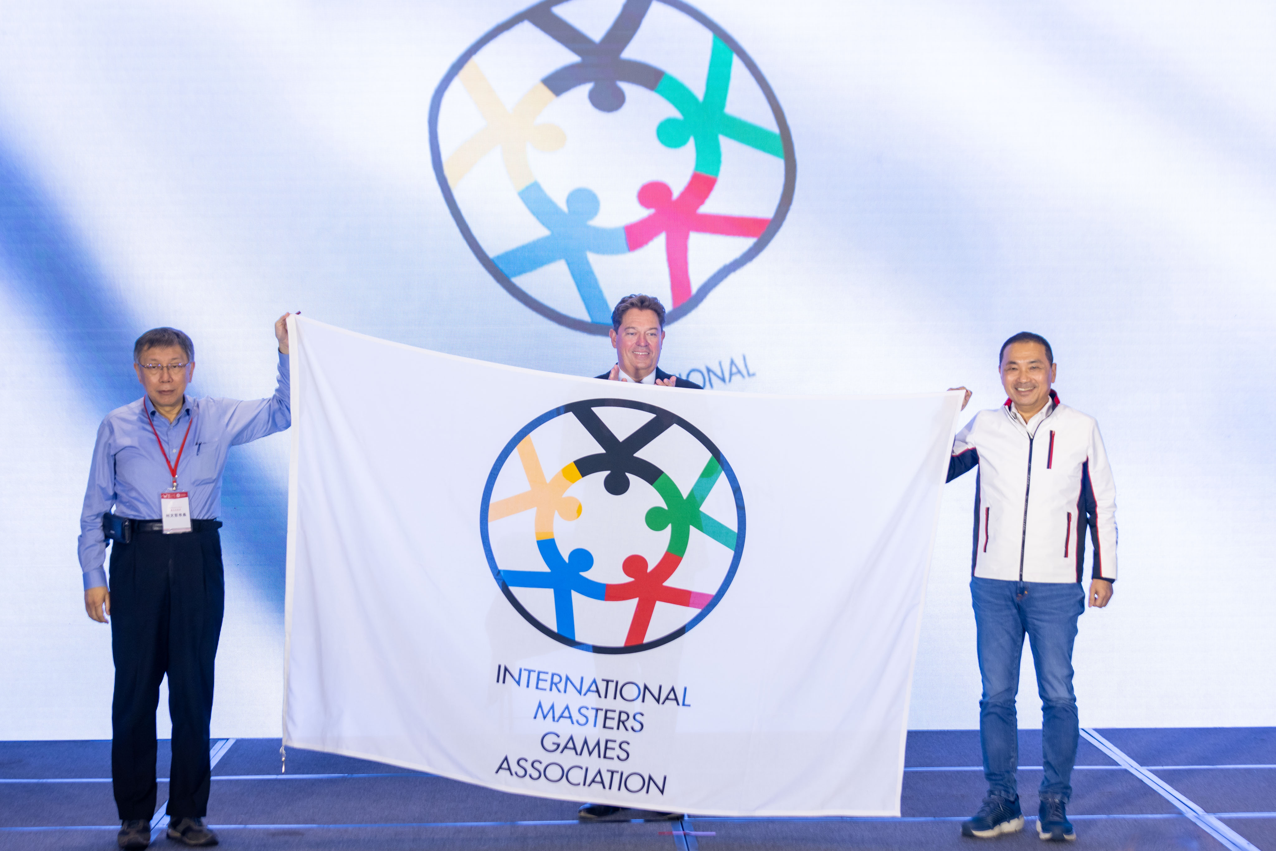2025雙北世界壯年運動會授旗儀式，由IMGA執行長將世壯運會旗授予侯友宜市長與柯文哲市長