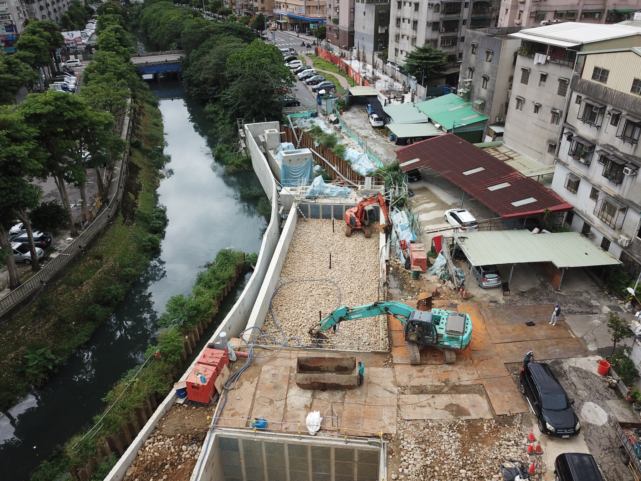 瓦磘溝礫間曝氣槽施工中正在回填卵礫石