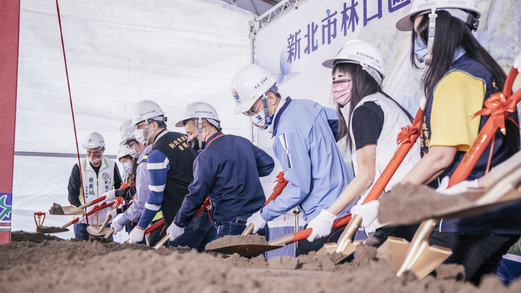 林口吉祥影視公園在今(4)日由新北市工務局長詹榮鋒（中）主持下舉行開工典禮，未來吉祥公園將結合地方紋理，打造影視主題公園，並預計112年底完工啟用。