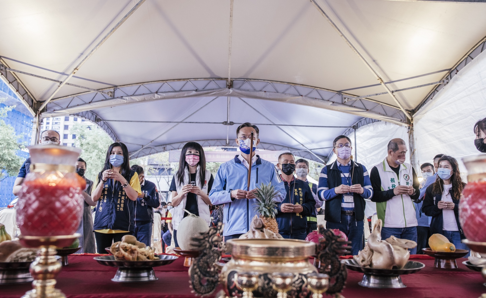 工務局長詹榮鋒（中）帶領施工團隊成員及地方民意代表，祈求林口吉祥公園開工順利。