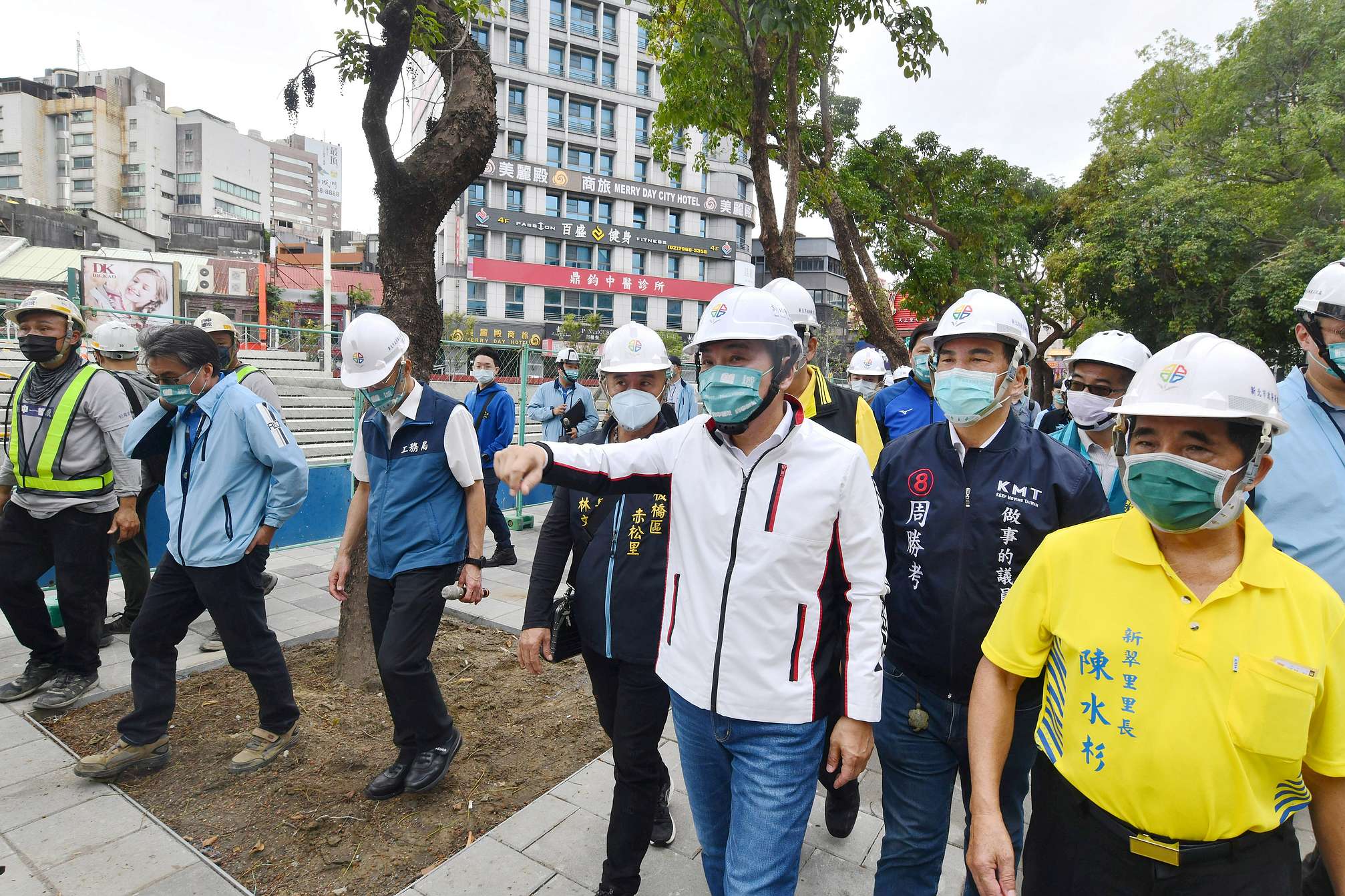 侯友宜盼藉雙軸三廣場環境改造工程提供安全舒適步行空間。