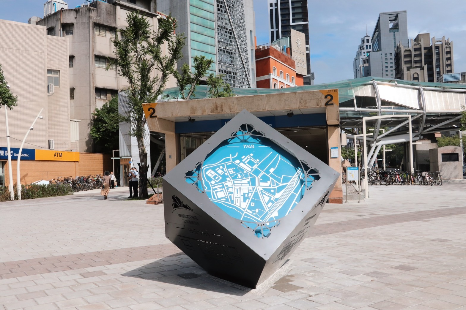 新北市政府特別請益「枋橋文化協會」協助將舊板橋歷史文化記憶，結合歷史建築光影，製作成「光盒子」裝置藝術，希望在時間軸上能縫合過去和未來，吸引更多人氣和活動，為舊府中帶來新生命。