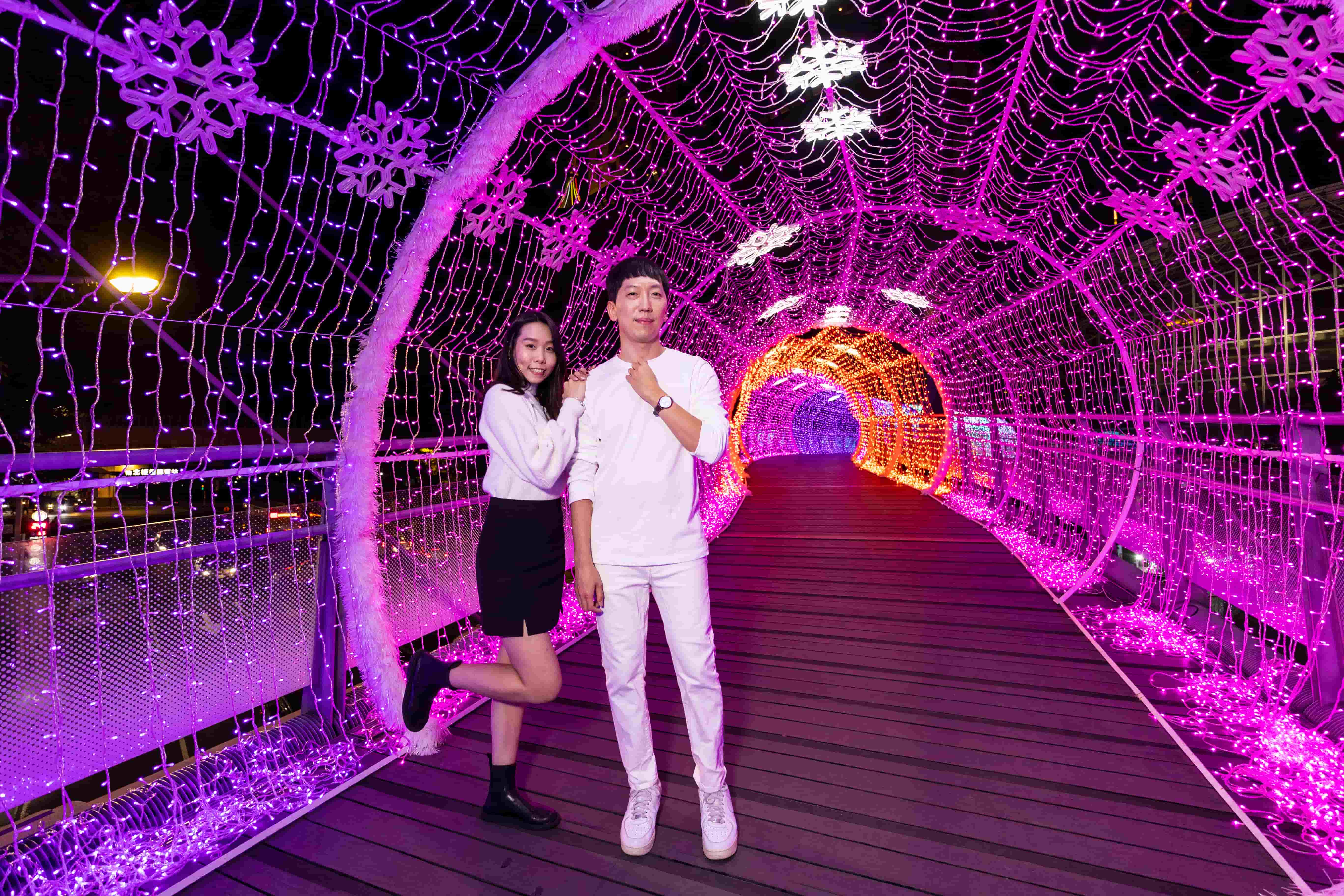 新站天橋「夢幻光廊」是心中最夢幻多彩的華麗宇宙，是白色冬季中最美好的幸福寓