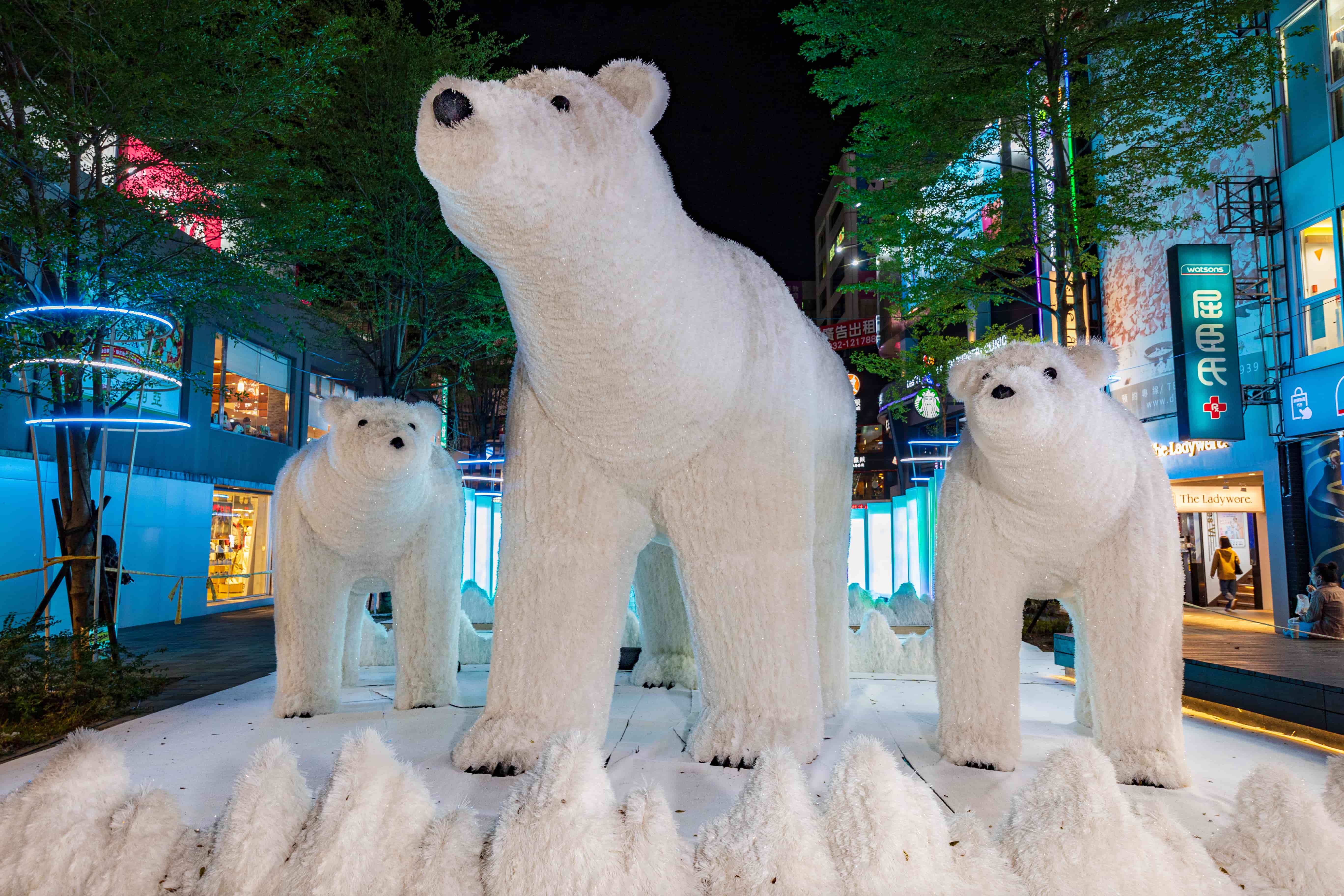 「北極熊」一家，白色的巨大身軀站在雪地裡閃耀，散發療癒又溫馨的氣氛，呆萌表情吸引眾多民眾路過時瘋狂拍攝
