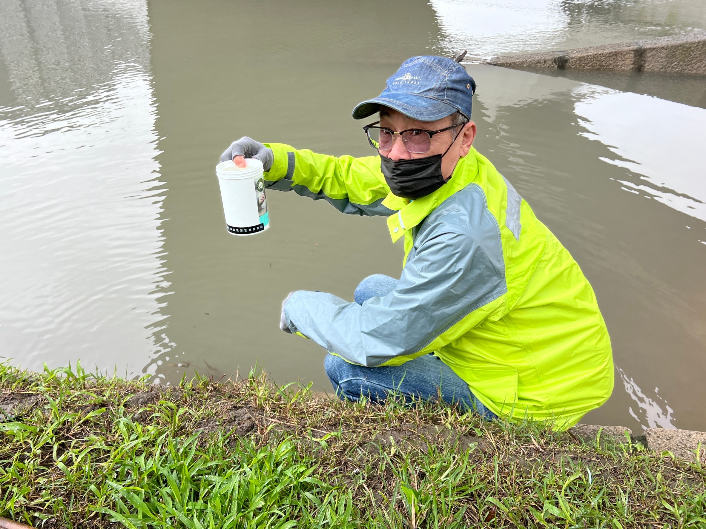 3.新店崇光社大水環境巡守隊於暴雨後進行水質檢測
