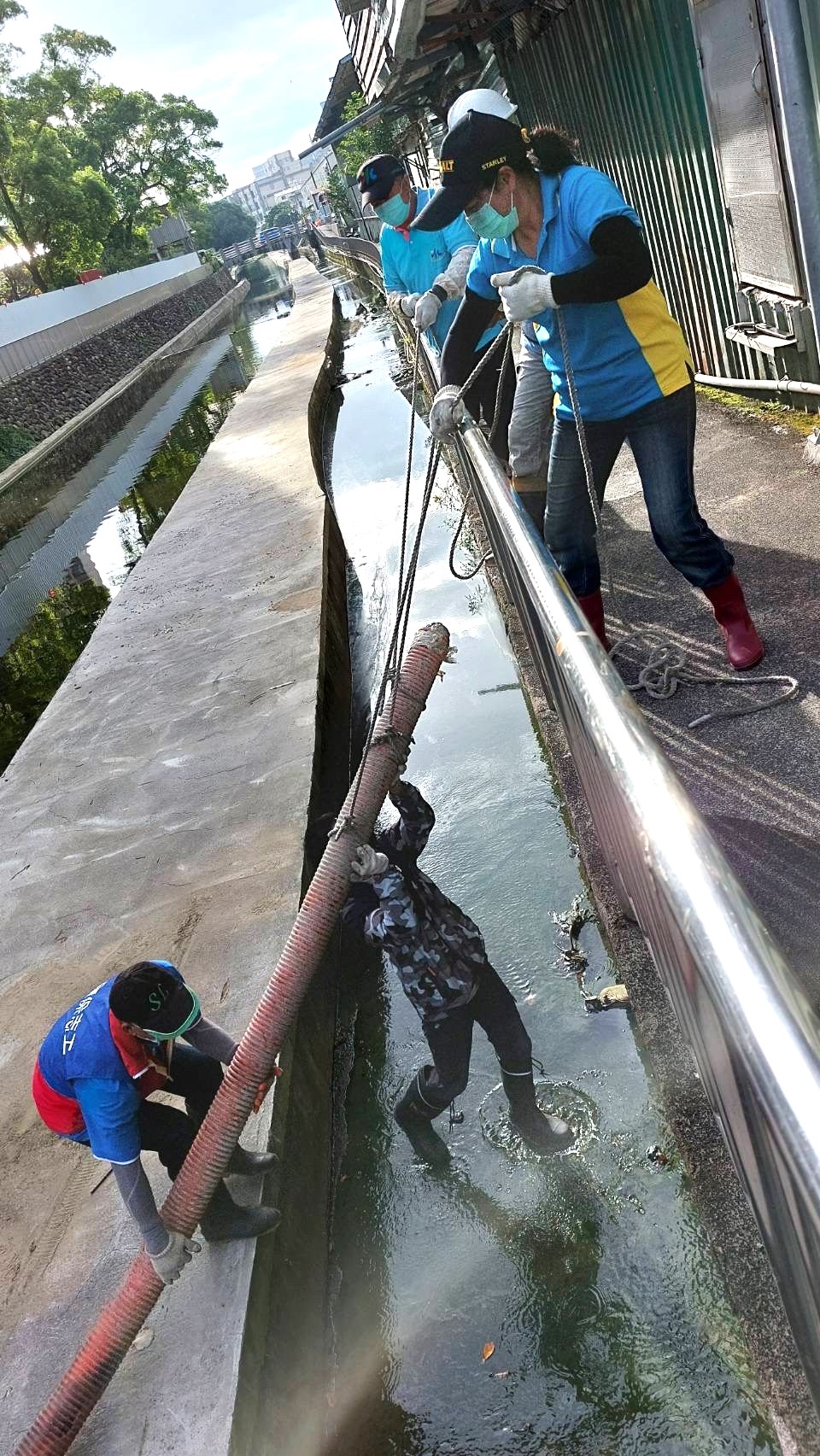 6.樹林區山佳里水環境巡守隊進行鹿角溪淨溪活動