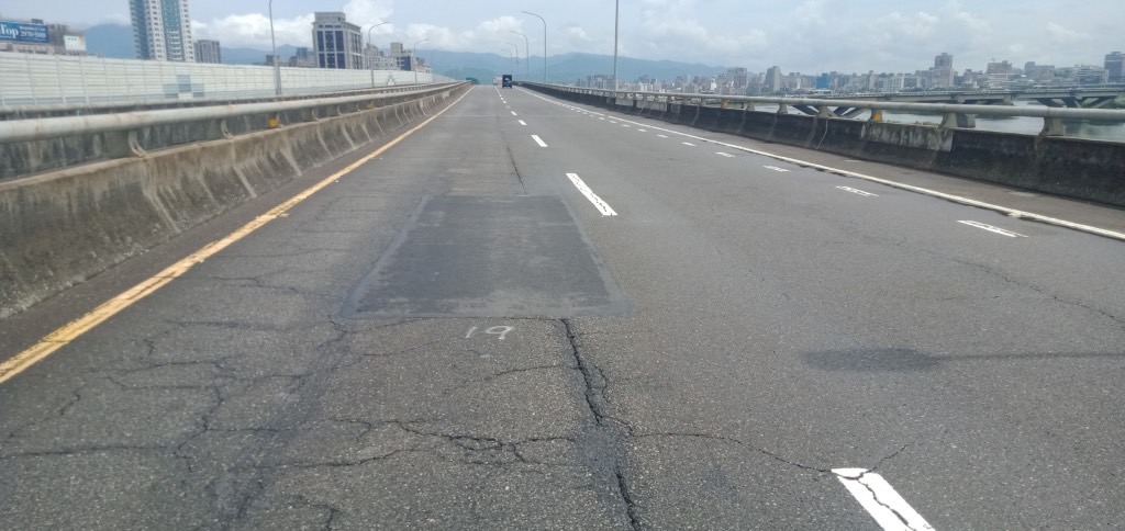 新北環河快速道路(往三重方向)將於11月16日至11月18日每天夜間10時30分至翌日上午5時30分，進行方正銑鋪工程，屆時將封閉下龍門路匝道，請往三重的民眾提前改下成功路匝道通行至三重。