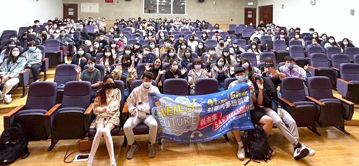 三金主持人－楊千霈10月至國立臺灣藝術大學，以「打造自我品牌不設限」為題向同學們分享主持經歷和打造自己的品牌形象。