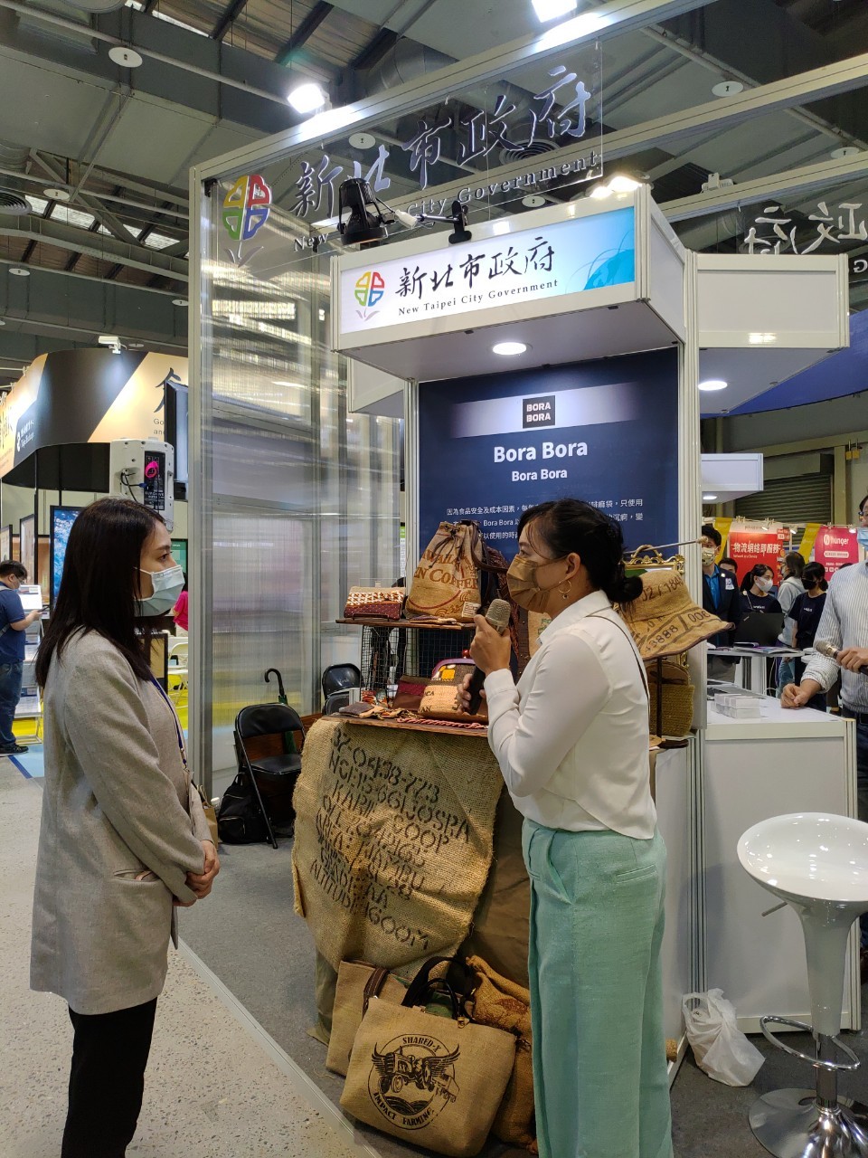 Bora Bora再生咖啡袋創辦人王品驊與青年局局長前念群分享再生咖啡袋