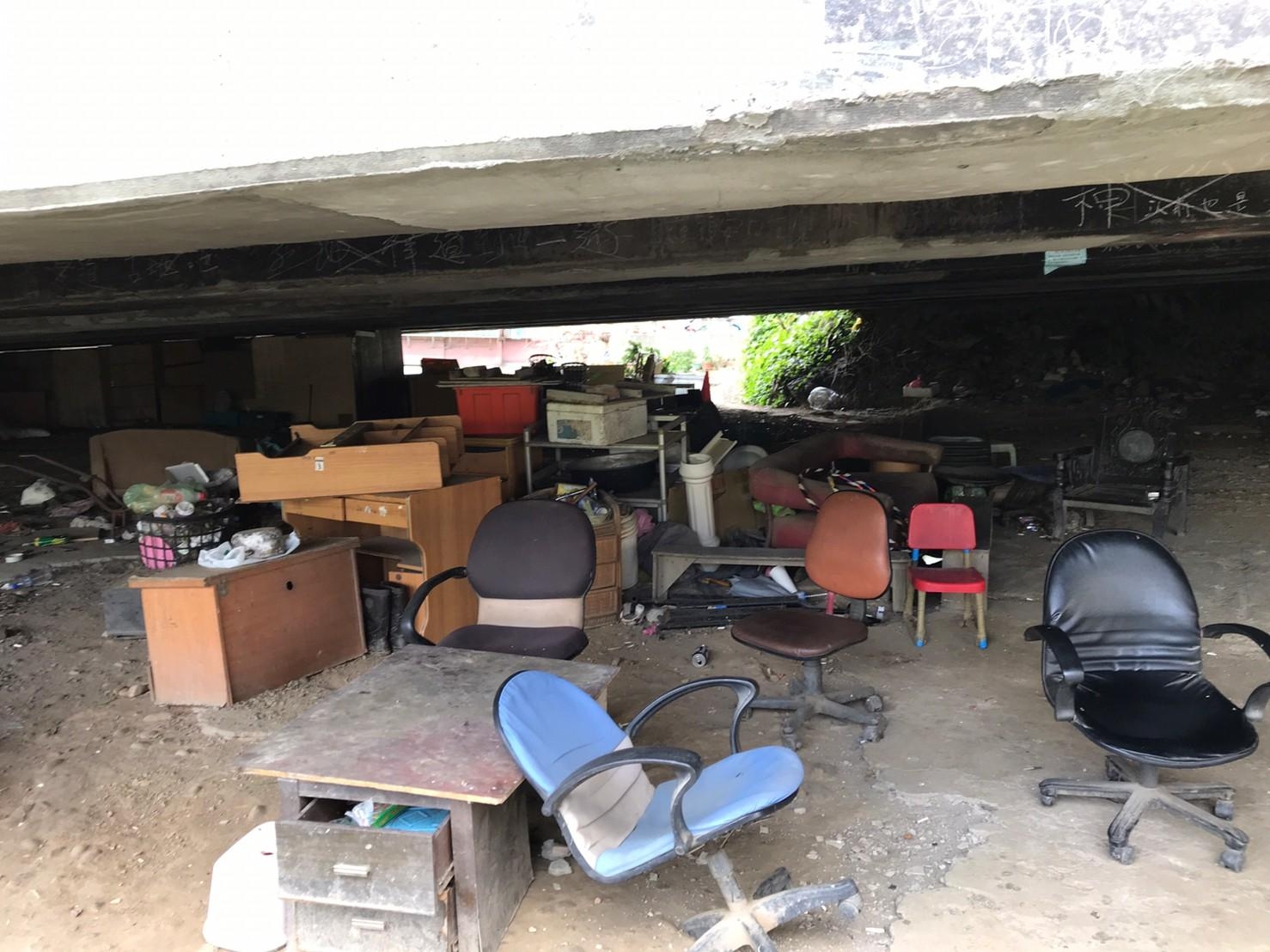 鶯歌區國光街道路瓶頸打通前，中山高架橋下環境髒亂且通行動線不佳