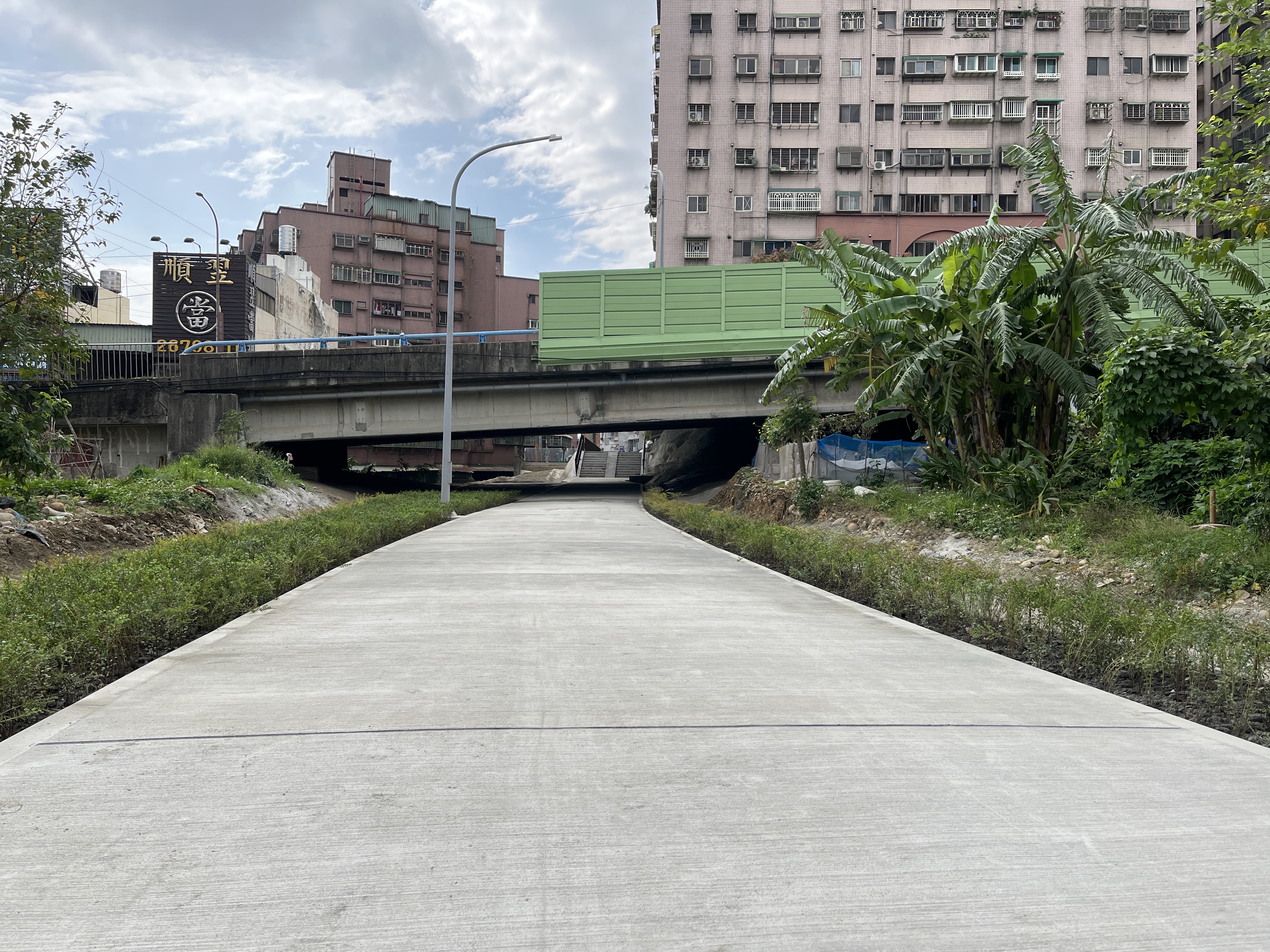 鶯歌區國光街道路瓶頸打通工程完工後，行人多了人行步道可行走，有效縮短國光街至捷運國華站的步行時間，免去民眾繞道之苦。