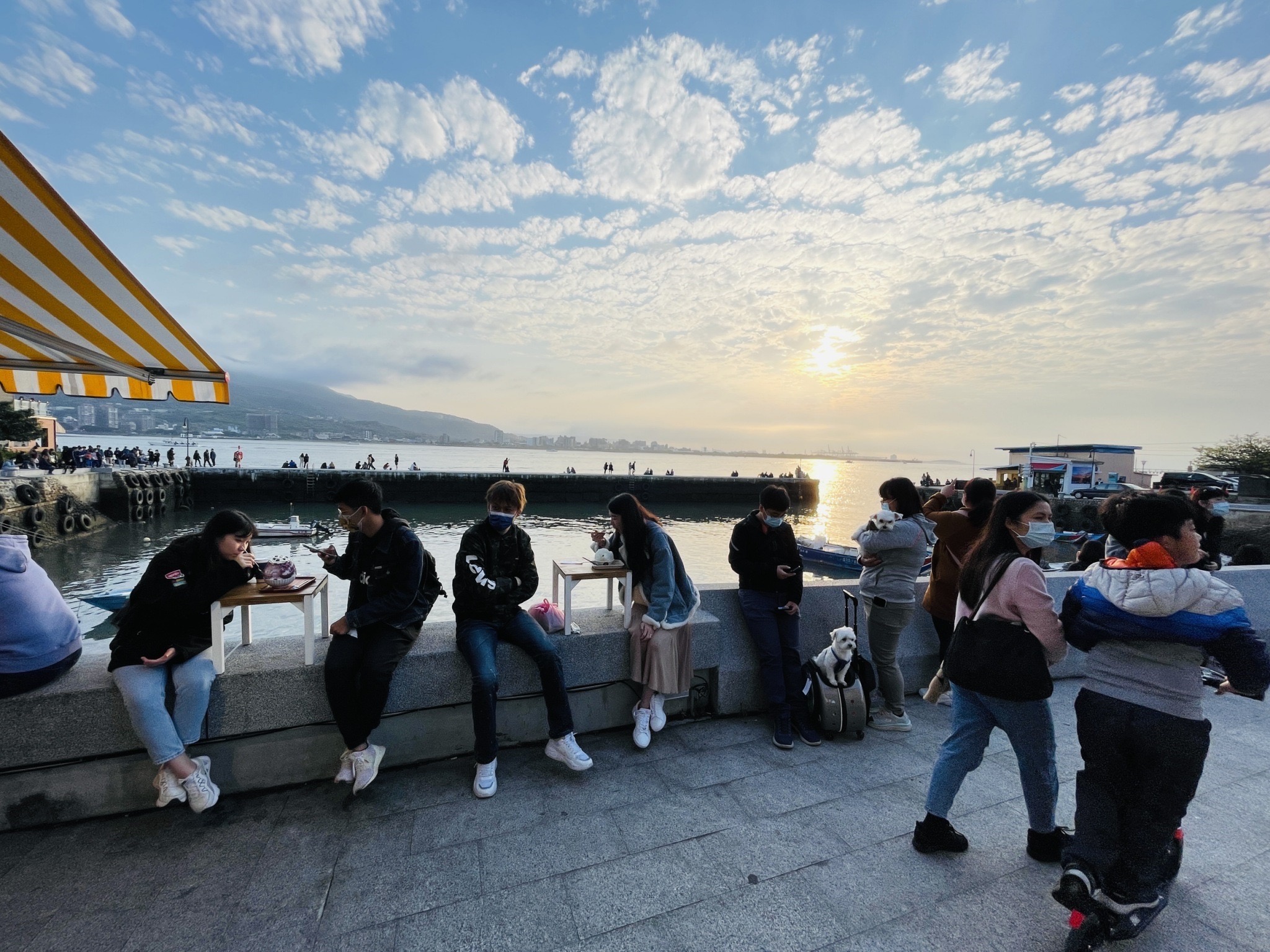 淡水第一漁港河岸邊賞景享用冰品