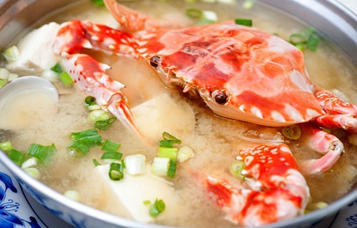 三葉活海鮮將萬里蟹煮味增湯，搭配必備豆腐與蛤蜊，零失敗料理等你試一試