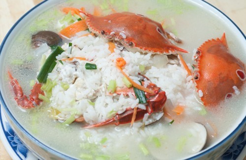 萬里蟹海鮮粥，每一顆米粒都吸滿大海精華，細嫩的蟹肉，一口細一口鮮在一口滿足