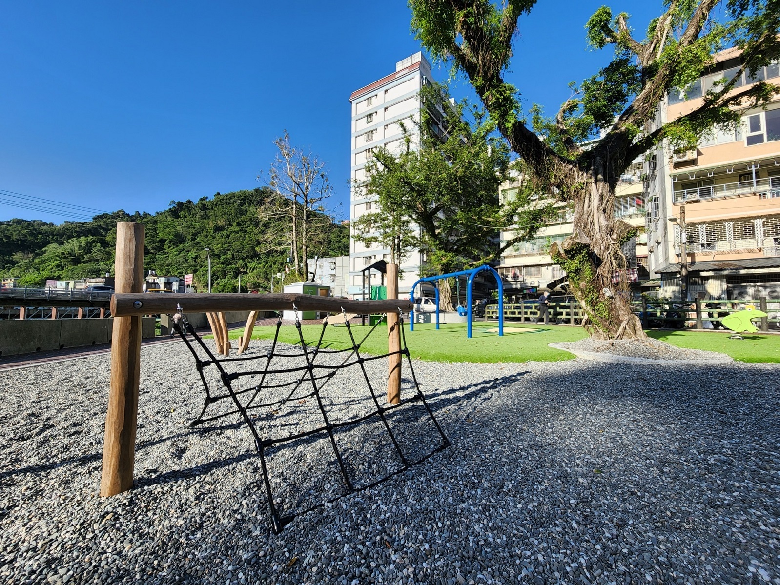 青潭公園-透過地形變化與自然素材運用，讓兒童培養創造力，也讓兒童在遊戲中接近大自然